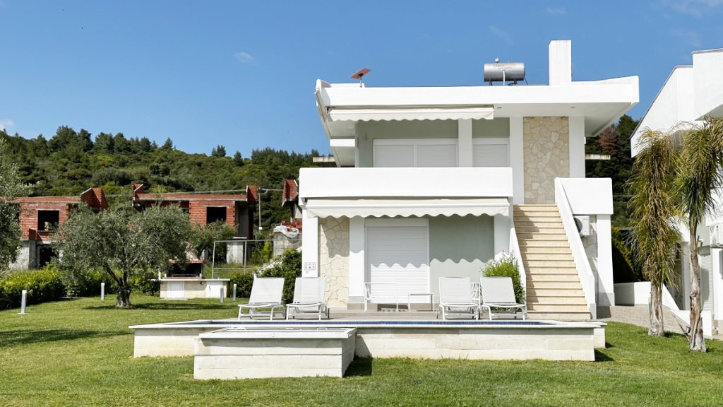 Mediterranean Maisonette with Sea Views & Private Beach Access