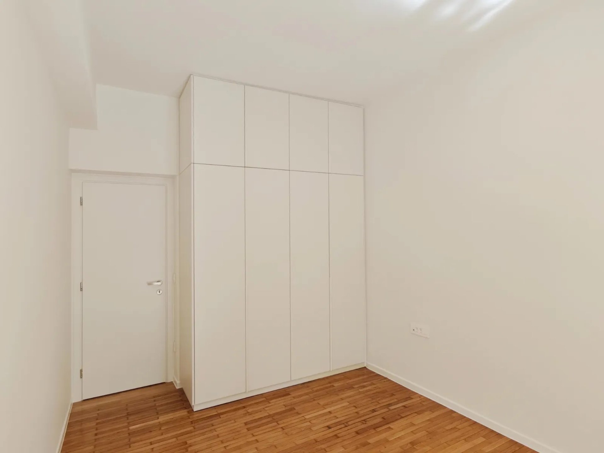 Bright, Fully Renovated Apartment in a Prime Central Location - Ideal for Living or Investment — 5