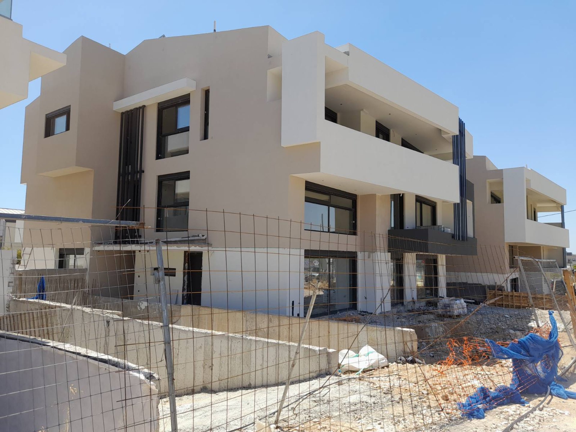 Stylish 3 Bedroom Apartment with 3 Balconies & Elegant Design — 5