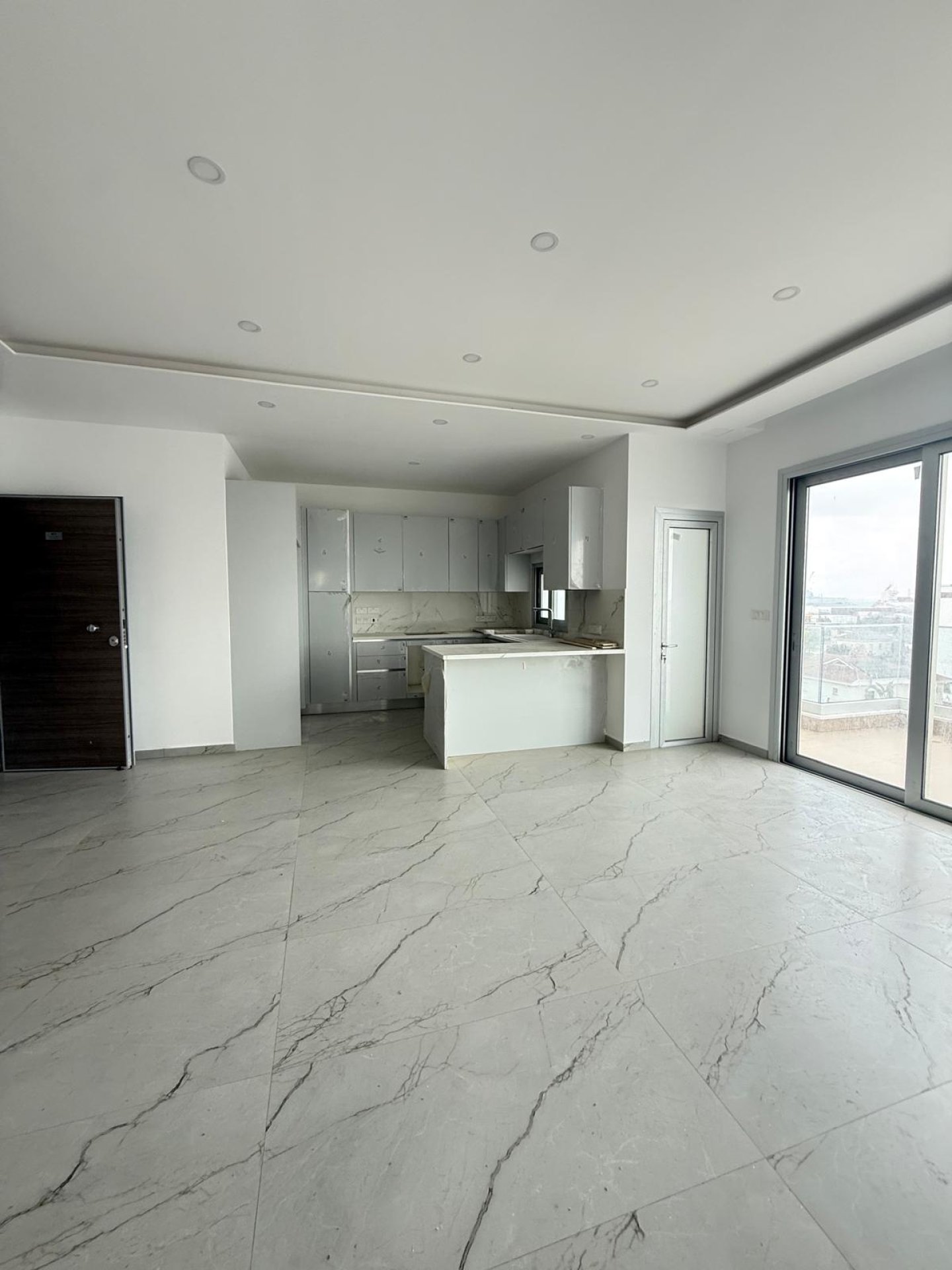 A 3 Bedroom Penthouse with an Extra Studio Unit & Private swimming Pool — 1