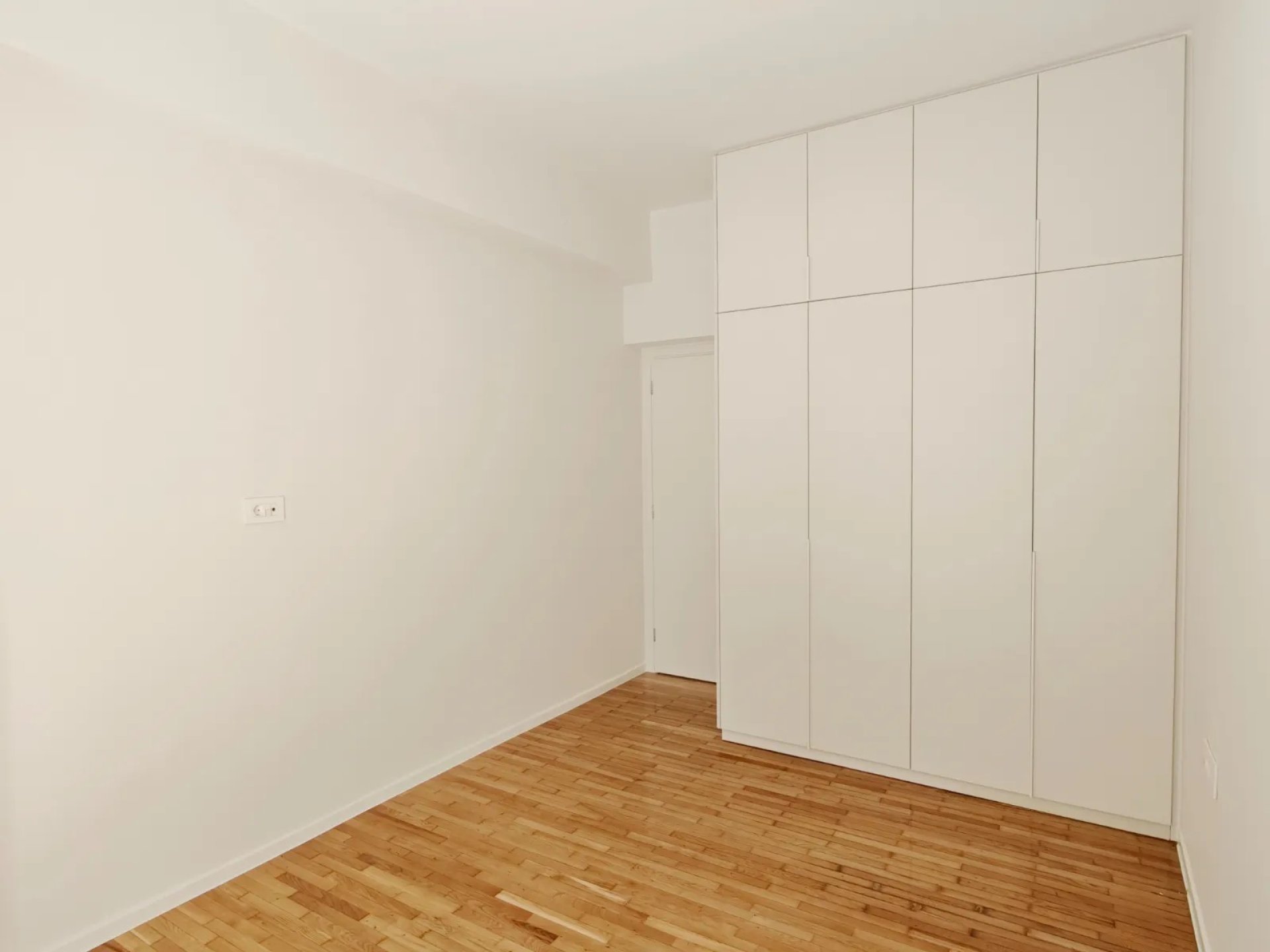 Bright, Fully Renovated Apartment in a Prime Central Location - Ideal for Living or Investment — 6
