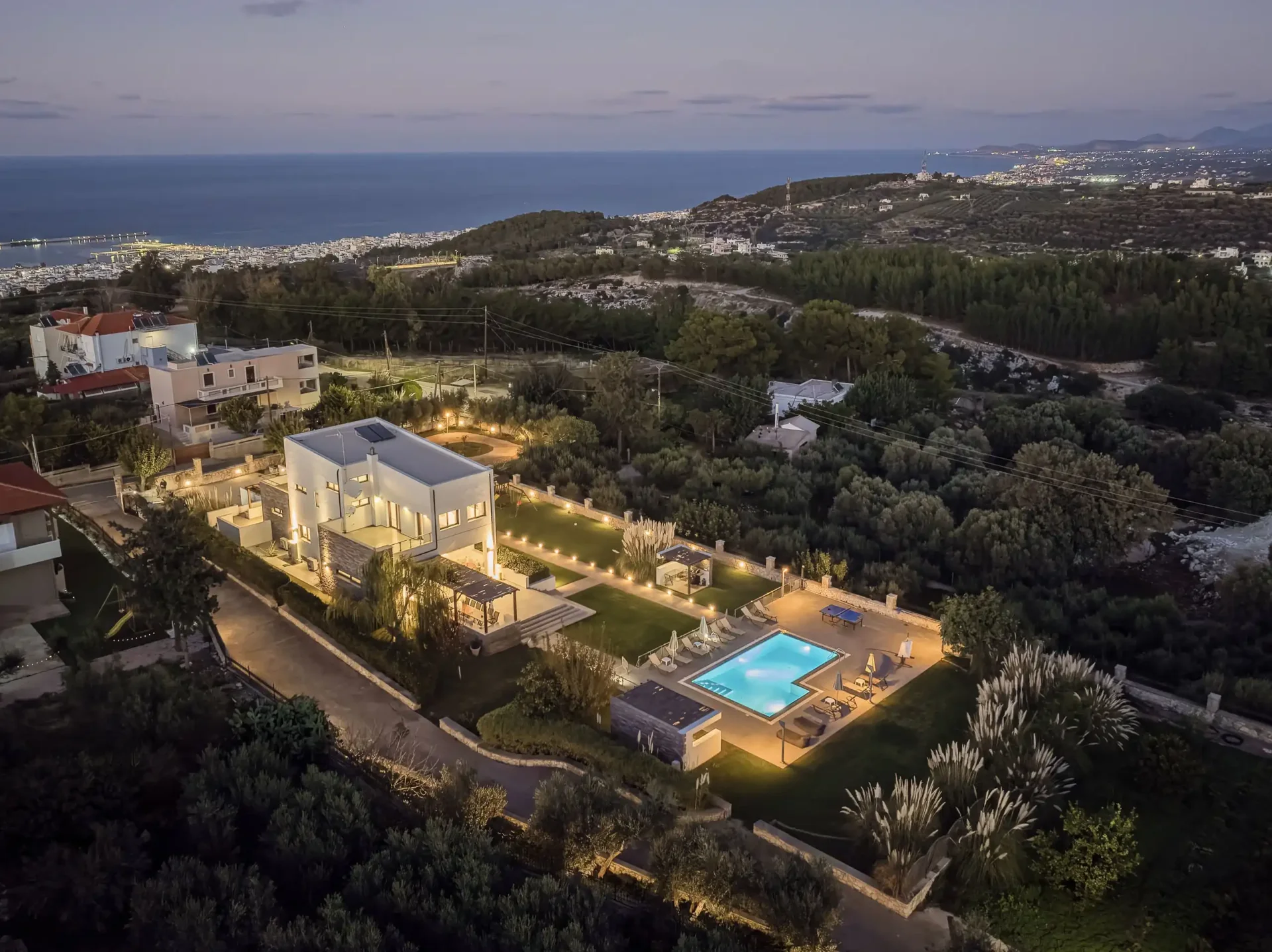 Spacious Luxury Residence with Panoramic Views, Private Pool & Expansive Garden — 6