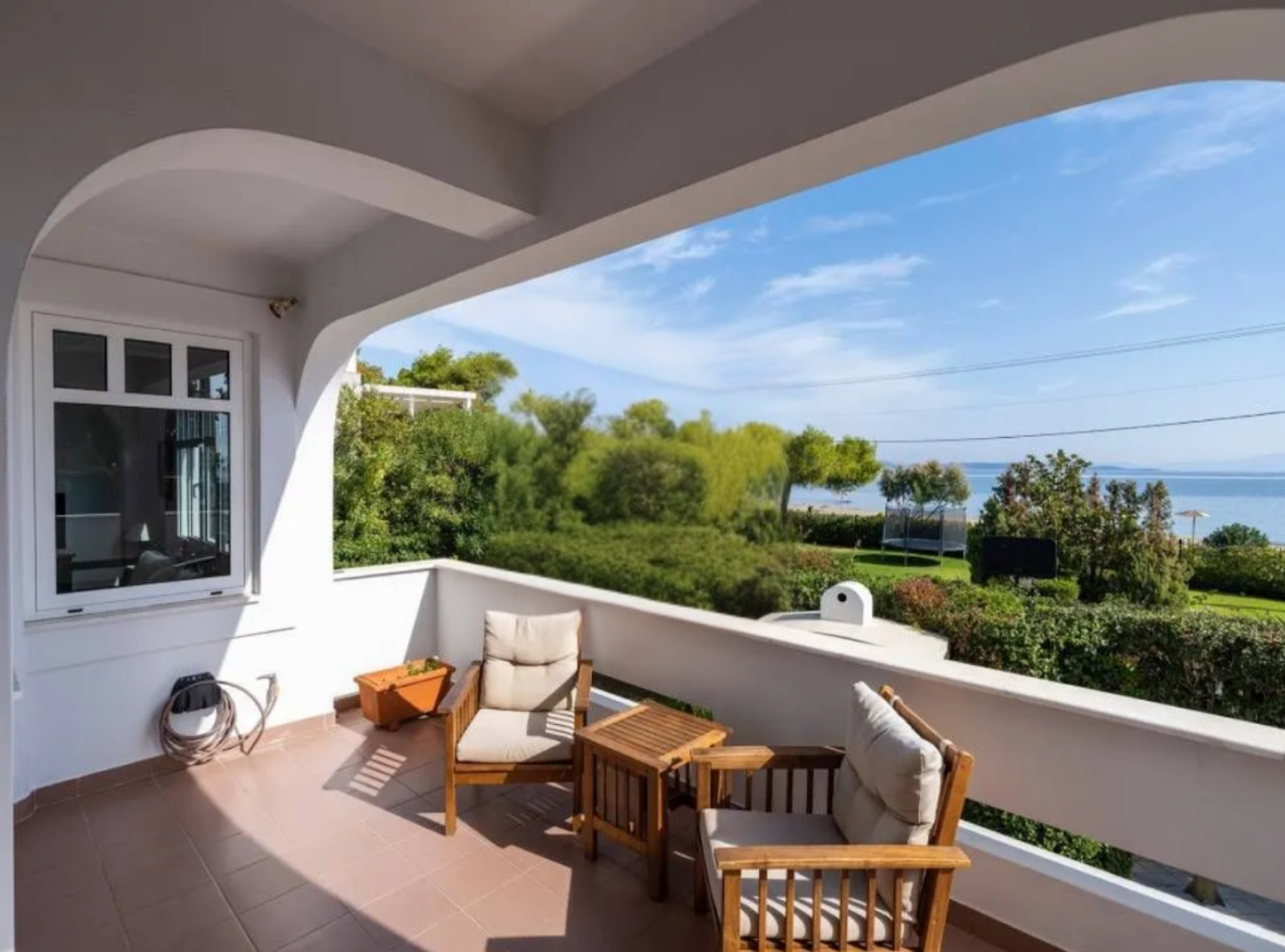 Seaside 6-Bedroom Detached House with Panoramic Views — 6