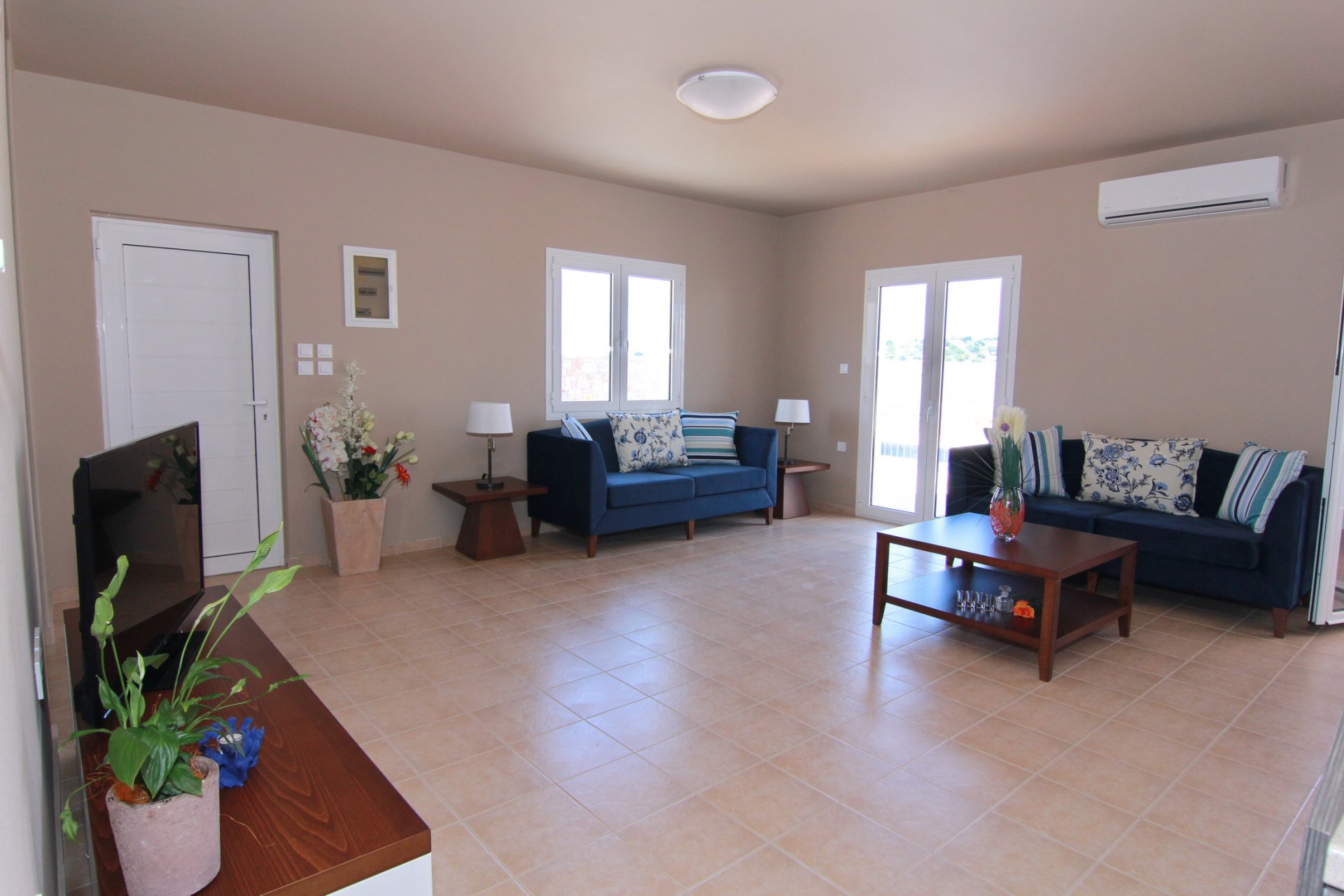 Elegant 3 Bedroom Villa with Sea & Mountain Views — 1
