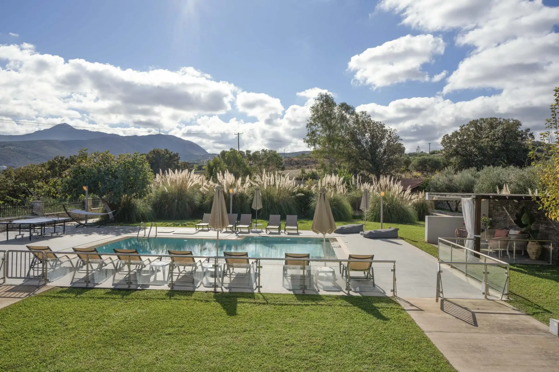 Spacious Luxury Residence with Panoramic Views, Private Pool & Expansive Garden — 4