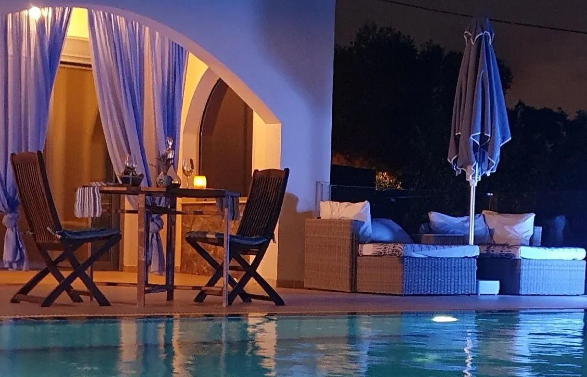 Elegant 2-Bedroom Villa with Infinity Pool & Panoramic Sea Views — 4