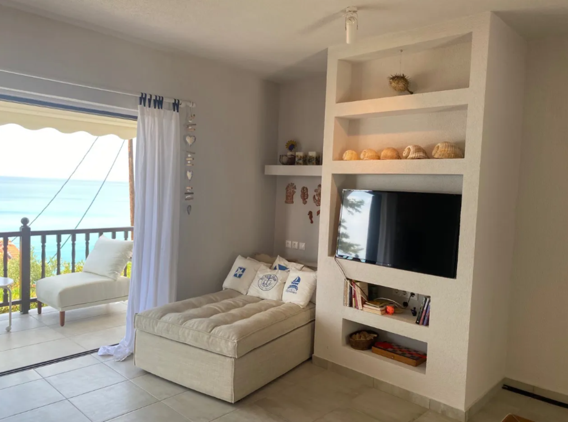 Three-Level Maisonette with Sea Stunning View — 3