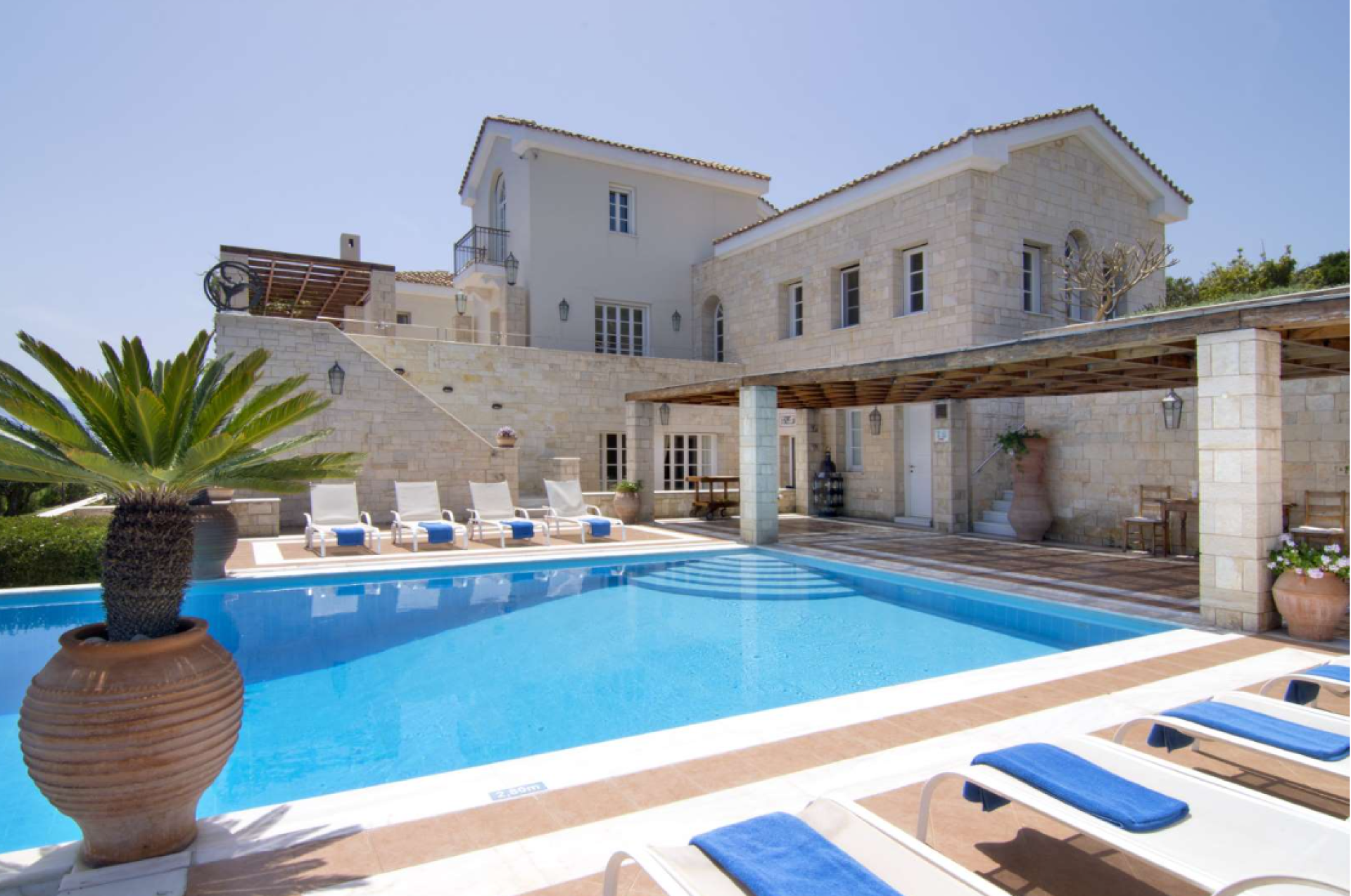 Spectacular Seafront Estate with Panoramic Views and Private Tennis Court in Crete — 3