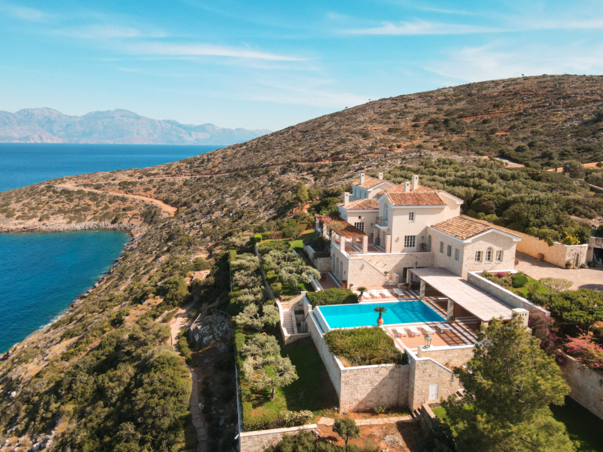 Spectacular Seafront Estate with Panoramic Views and Private Tennis Court in Crete — 4