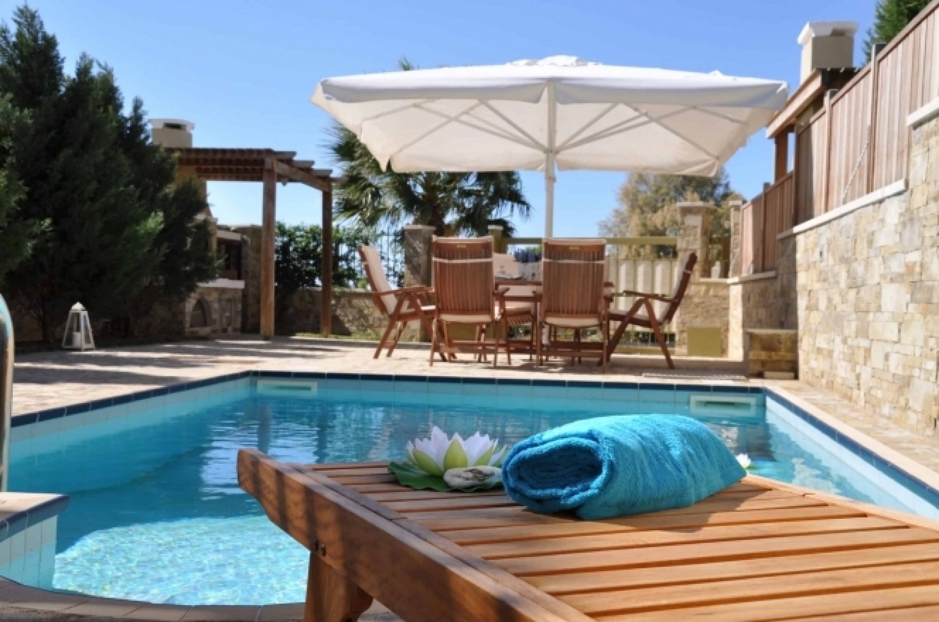 Elegant 4 Bedroom Villa with Pool and Sea View, Just 120m from the Beach — 2