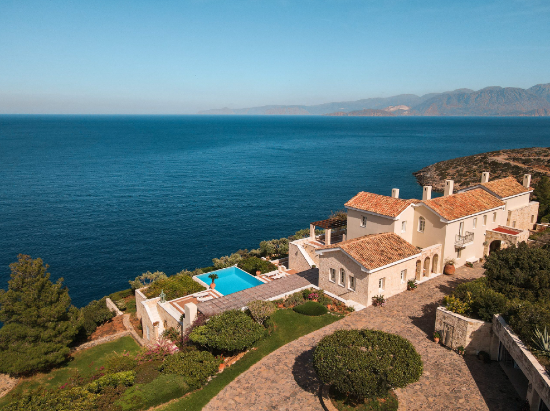 Spectacular Seafront Estate with Panoramic Views and Private Tennis Court in Crete — 5