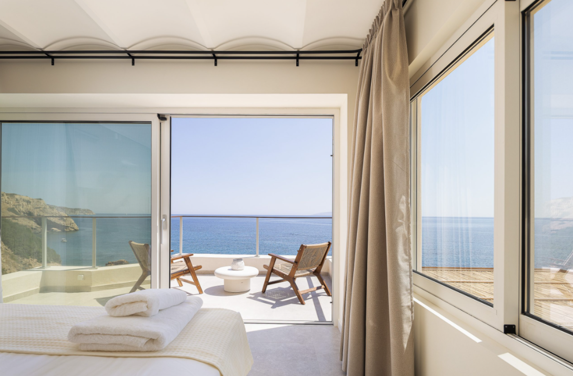 Iconic Seaside Villa with Private Beaches and Panoramic Views in Crete — 4