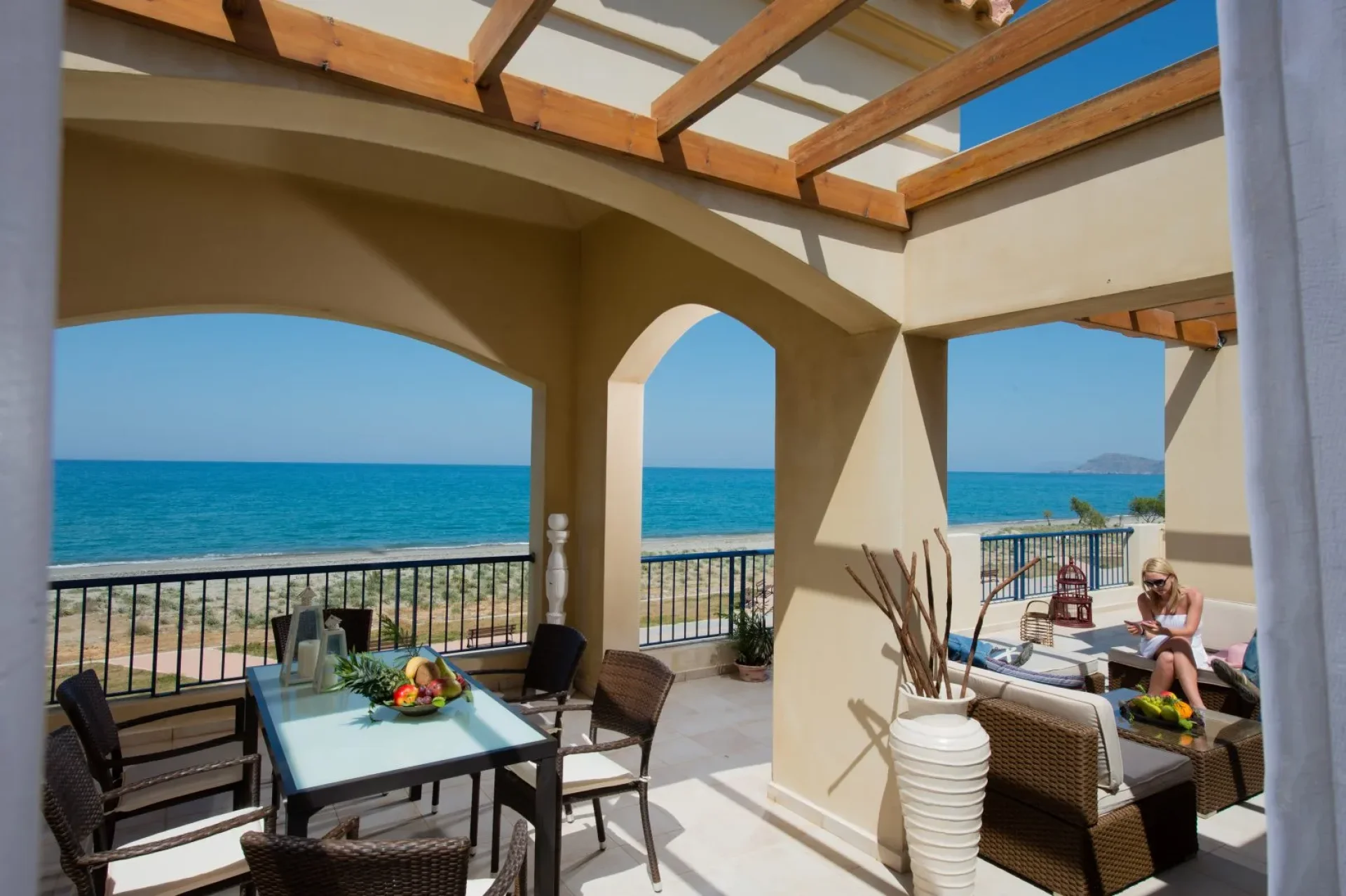 Luxurious Seafront Penthouse with Breathtaking Views — 4