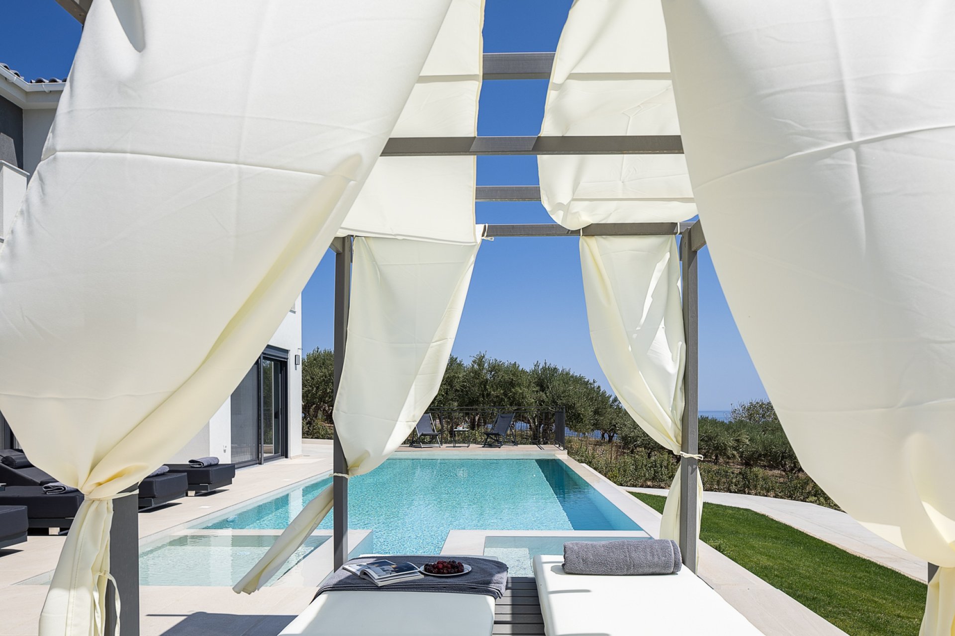 Private Hilltop Villa with Infinity Pool & Panoramic Sea Views and Basketball Court — 4