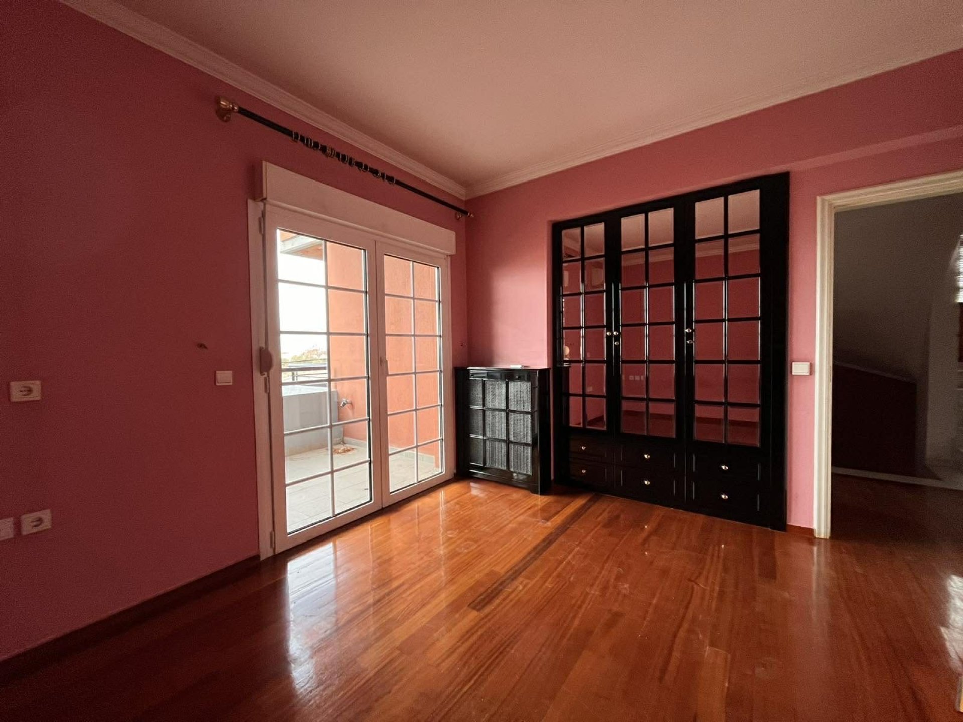 Corner Residence with Independent Basement Apartment & Sauna – 354 sqm Plot — 1