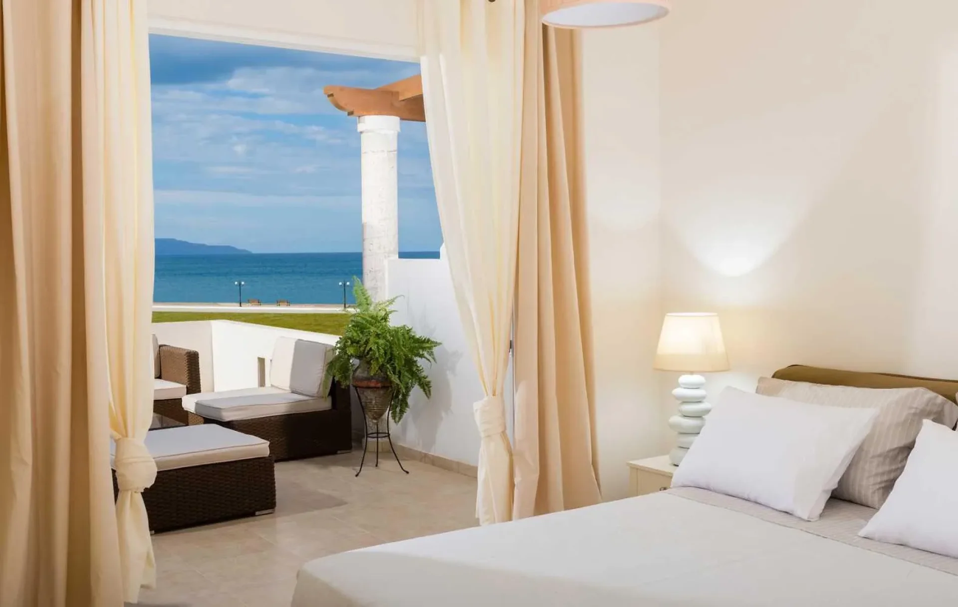 Luxurious Seafront Penthouse with Breathtaking Views — 3