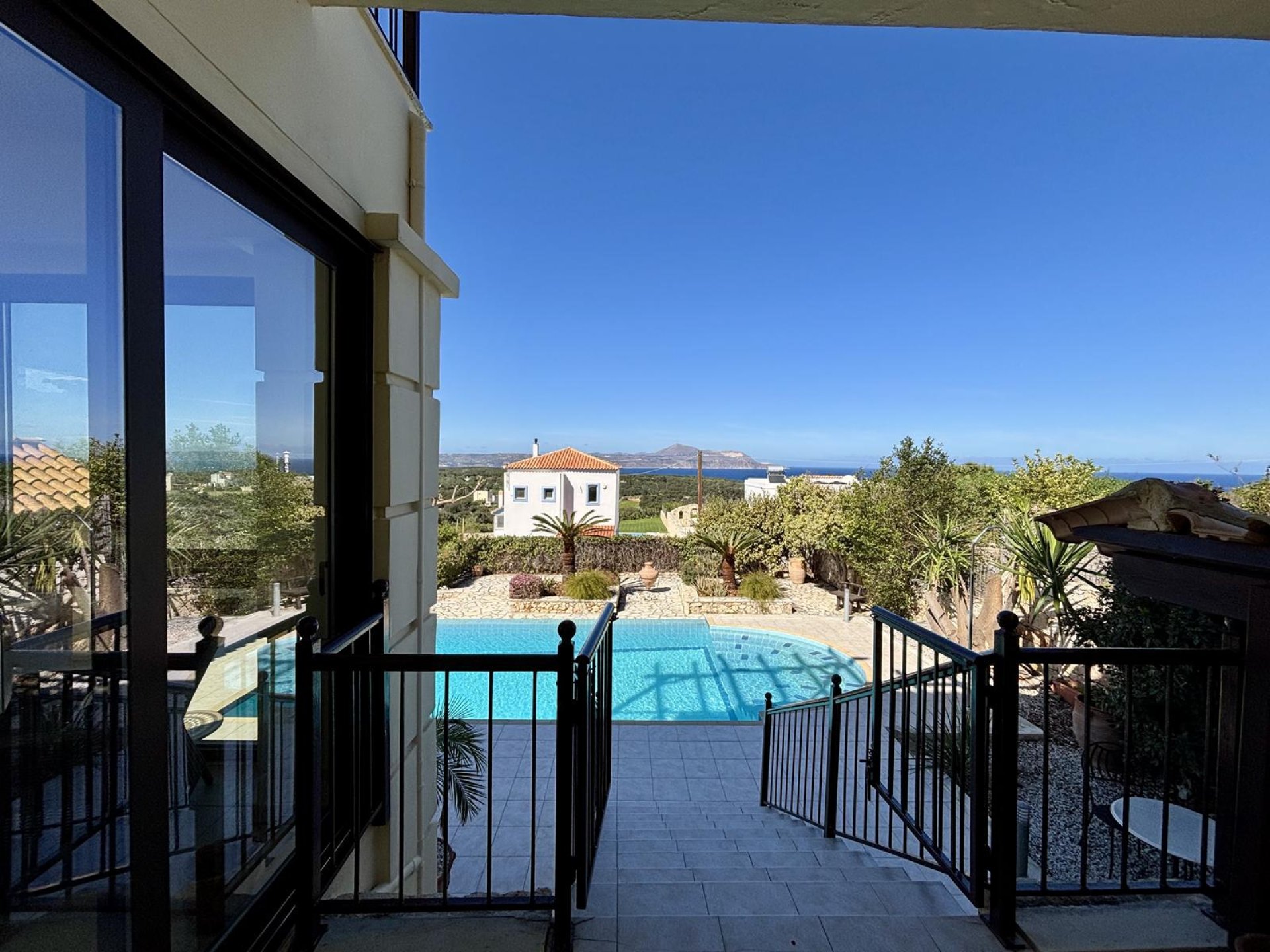 A Spacious Coastal Villa With Sweeping Sea and Mountain Views — 1