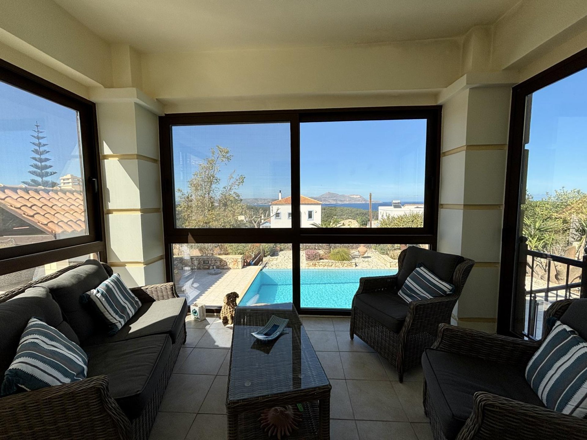 A Spacious Coastal Villa With Sweeping Sea and Mountain Views — 4