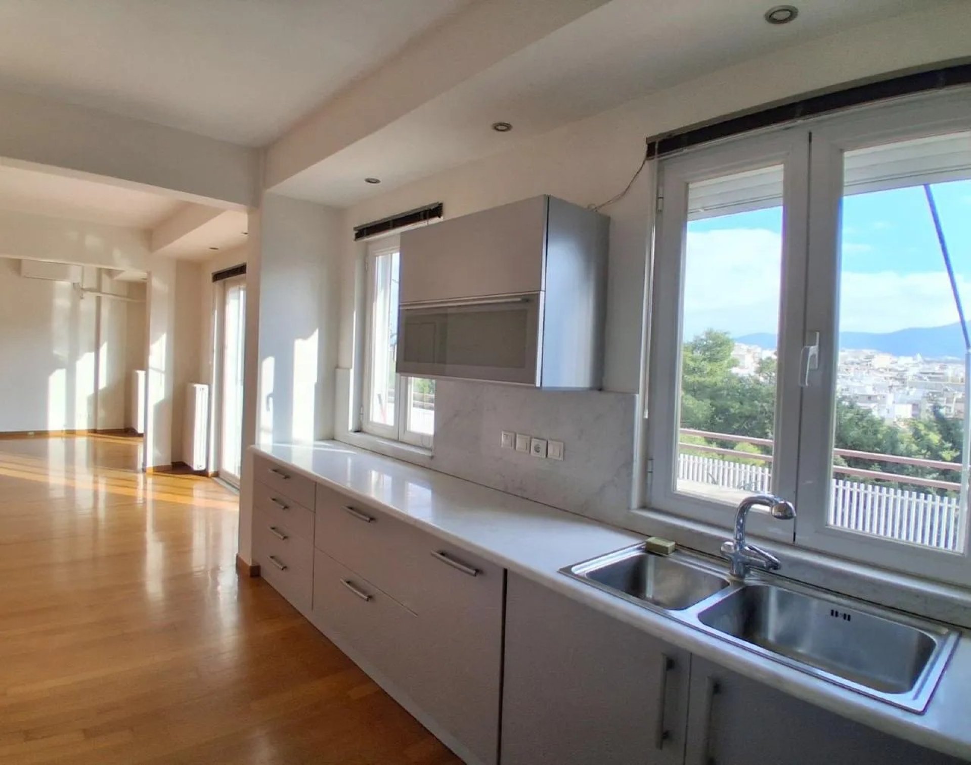 A Bright Penthouse with Expansive Terraces and Park and Mountain Views — 5