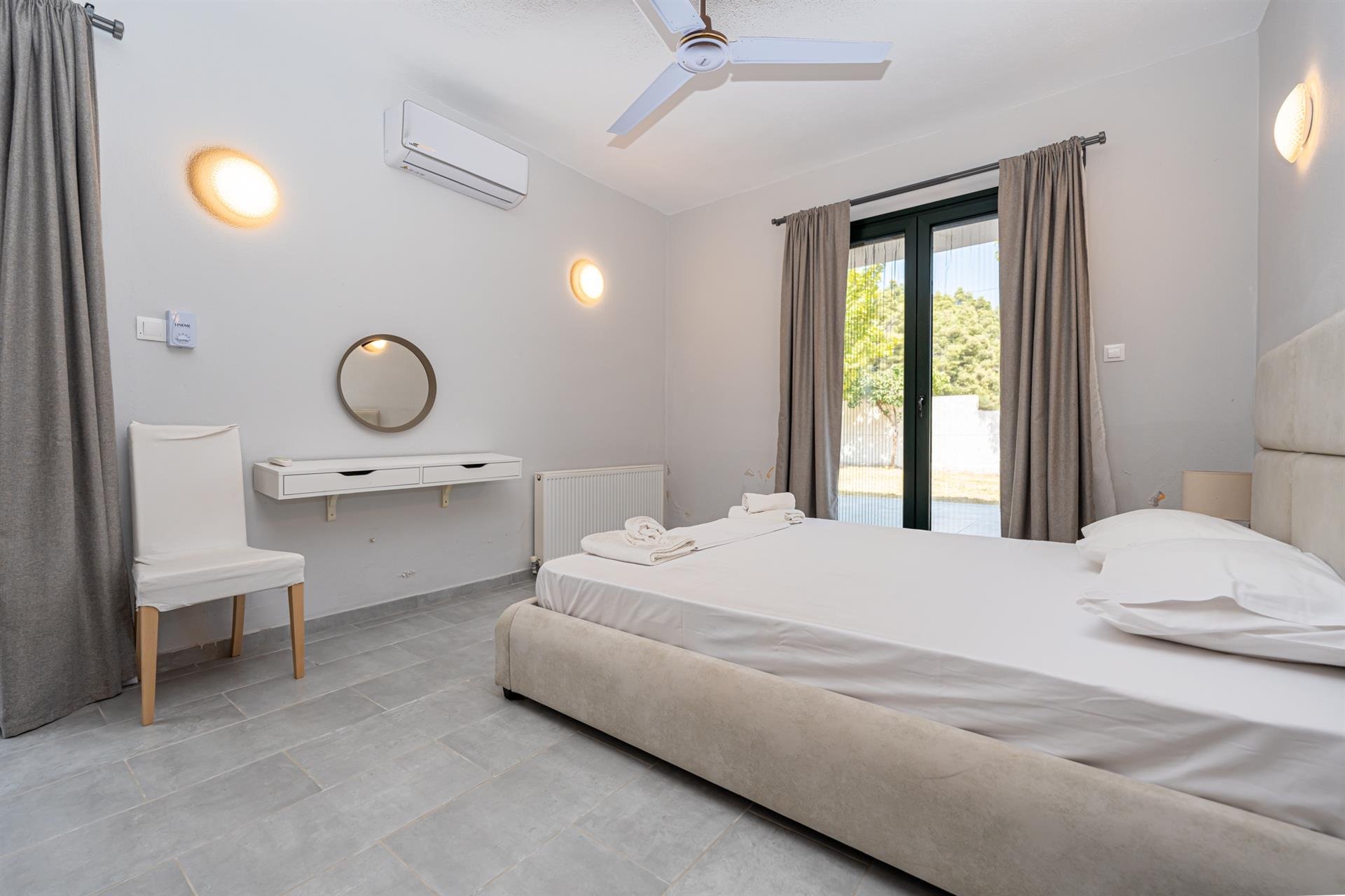 Luxury 4-Bedroom Villa with Pool and Expansive Garden — 6