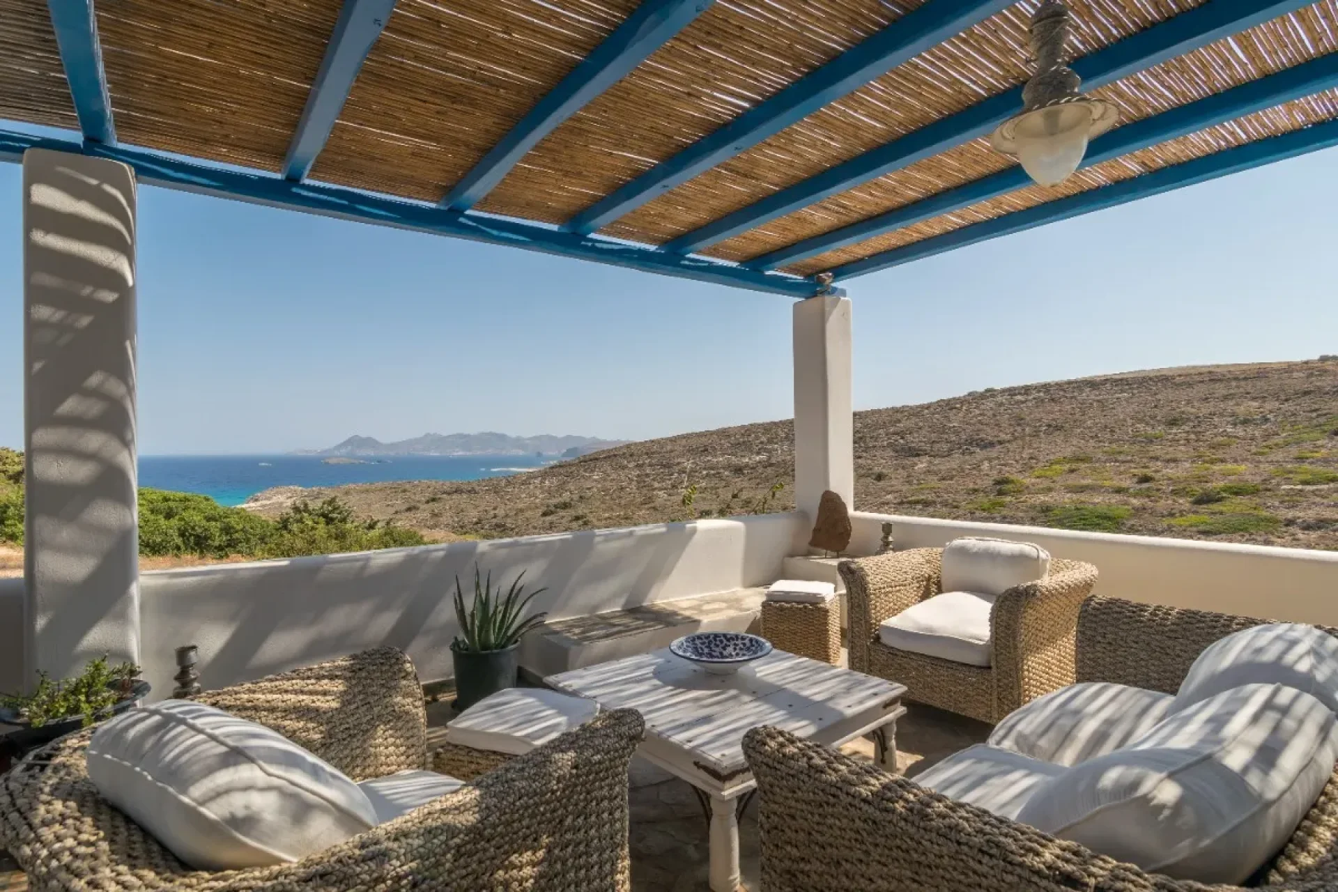 Traditional Cycladic Villa with Panoramic Sea Views in Milos — 2