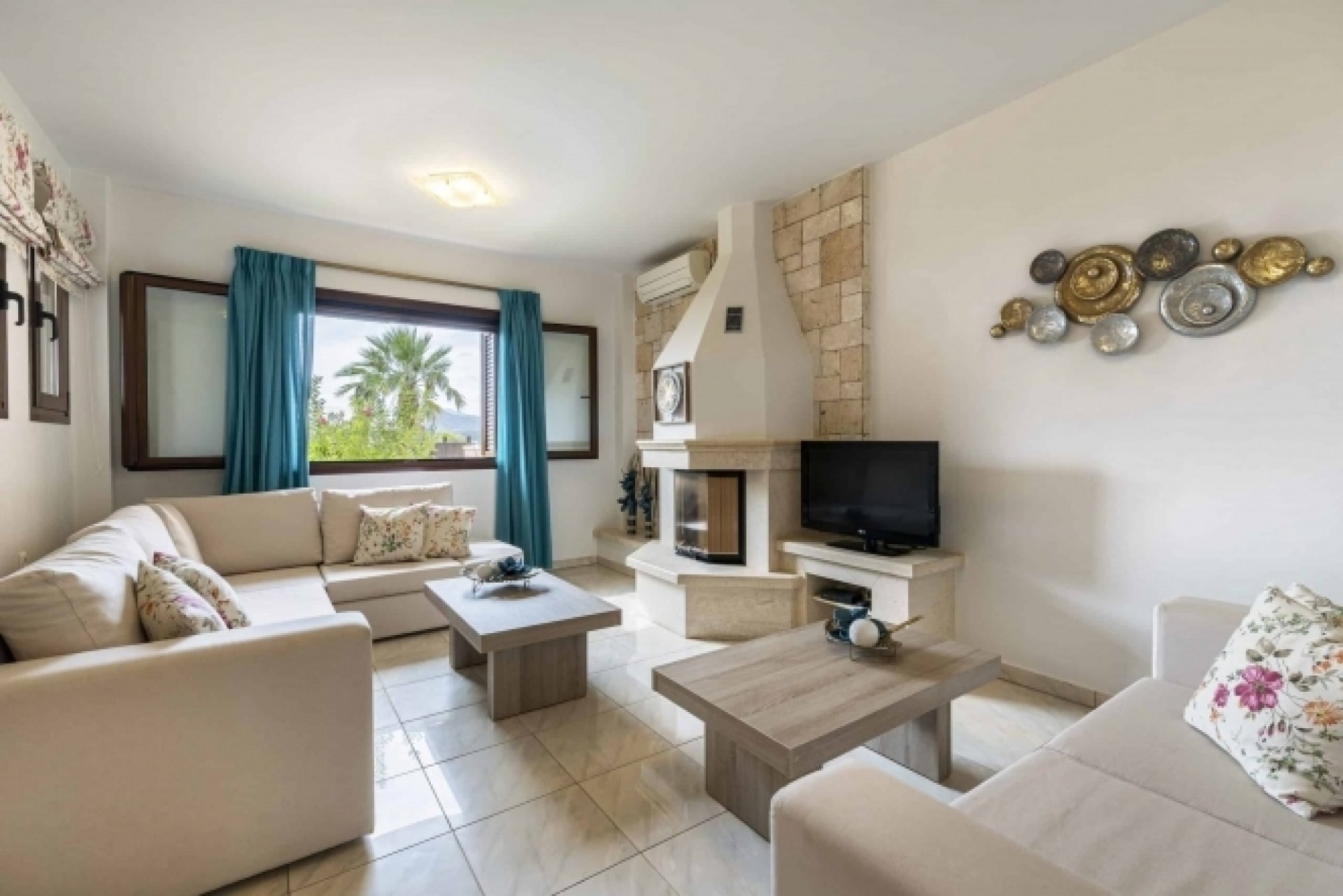 Elegant 4 Bedroom Villa with Pool and Sea View, Just 120m from the Beach — 5