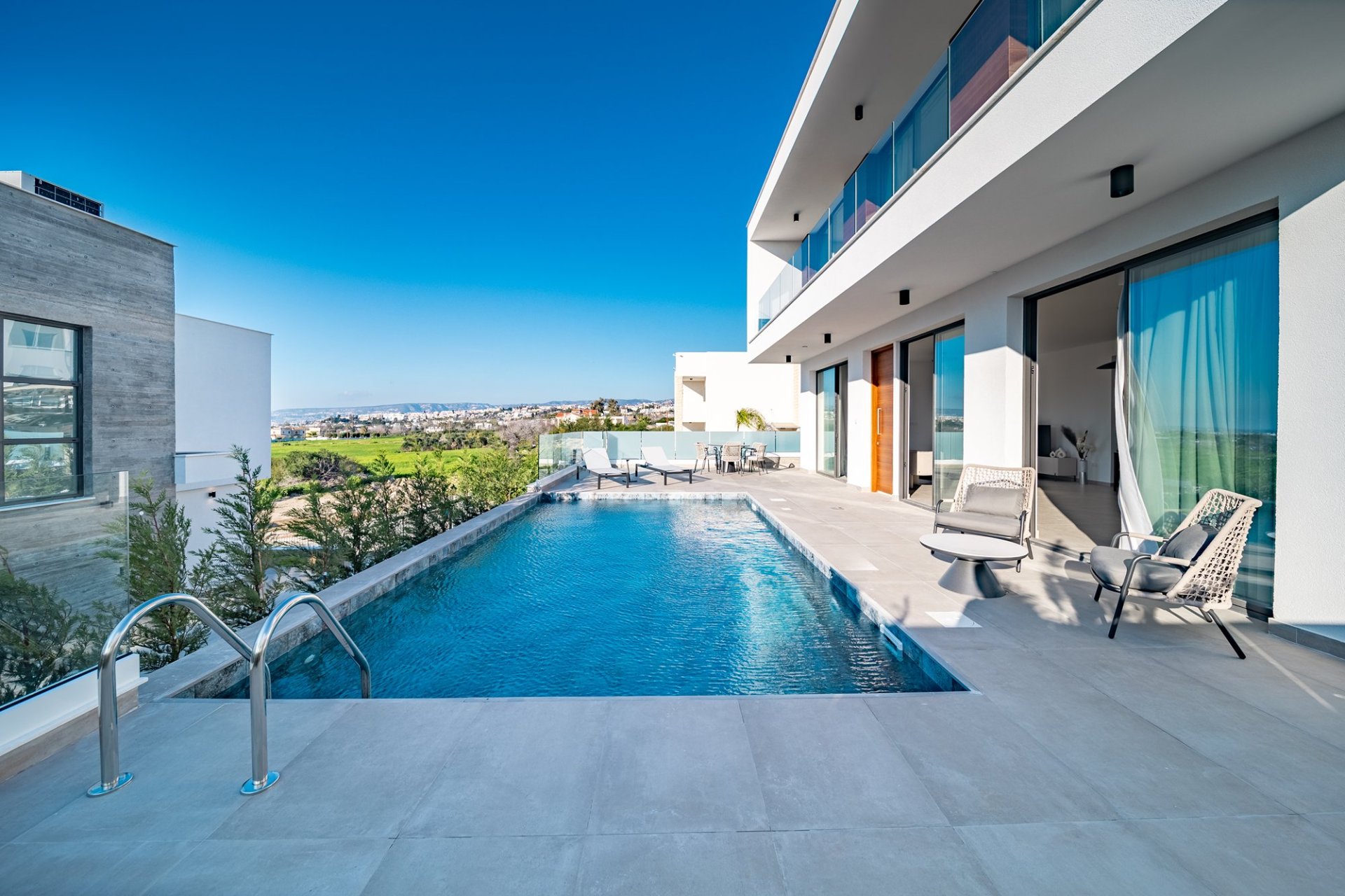 A Light‑Filled Three‑Bedroom Retreat With Panoramic Views — 3