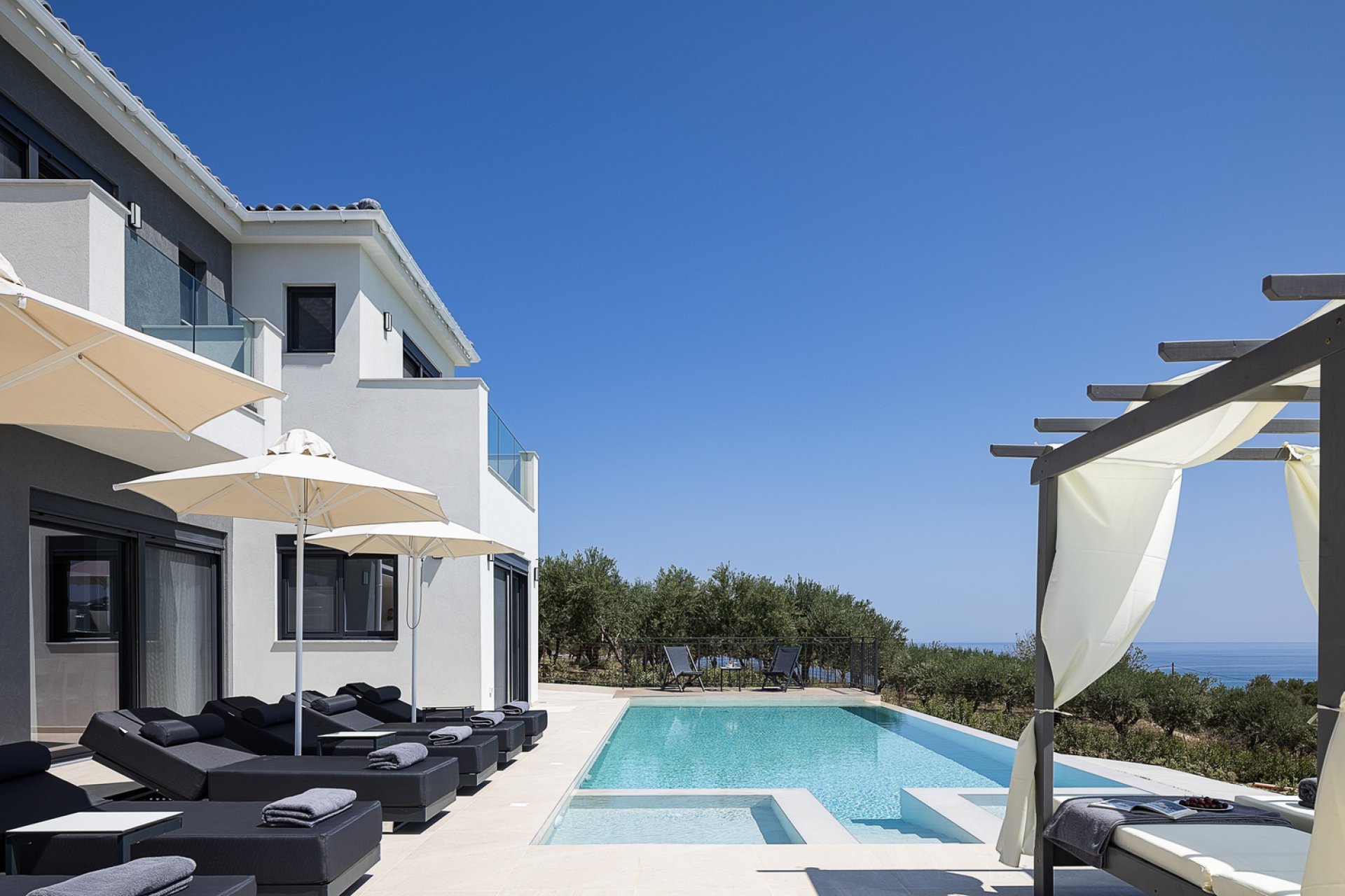 Private Hilltop Villa with Infinity Pool & Panoramic Sea Views and Basketball Court — 3