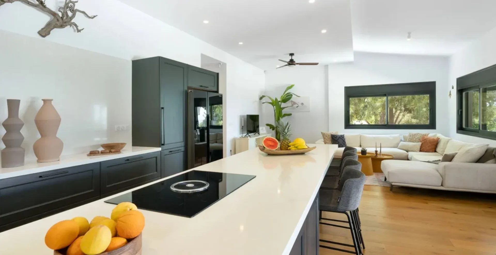 Beautiful 4 Bedroom Bungalow with Sea Views and A Swimming Pool — 4