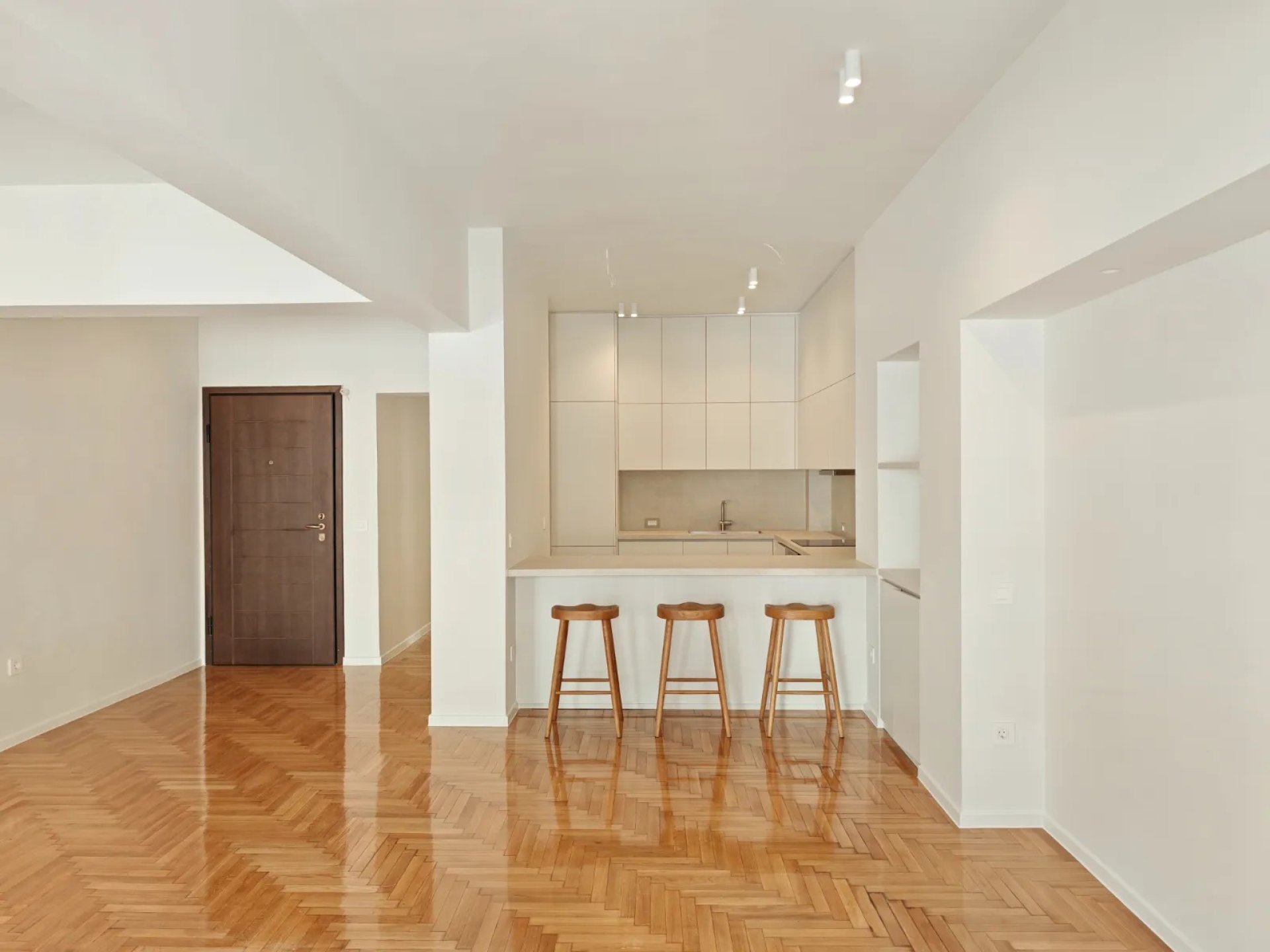 Bright, Fully Renovated Apartment in a Prime Central Location - Ideal for Living or Investment — 2