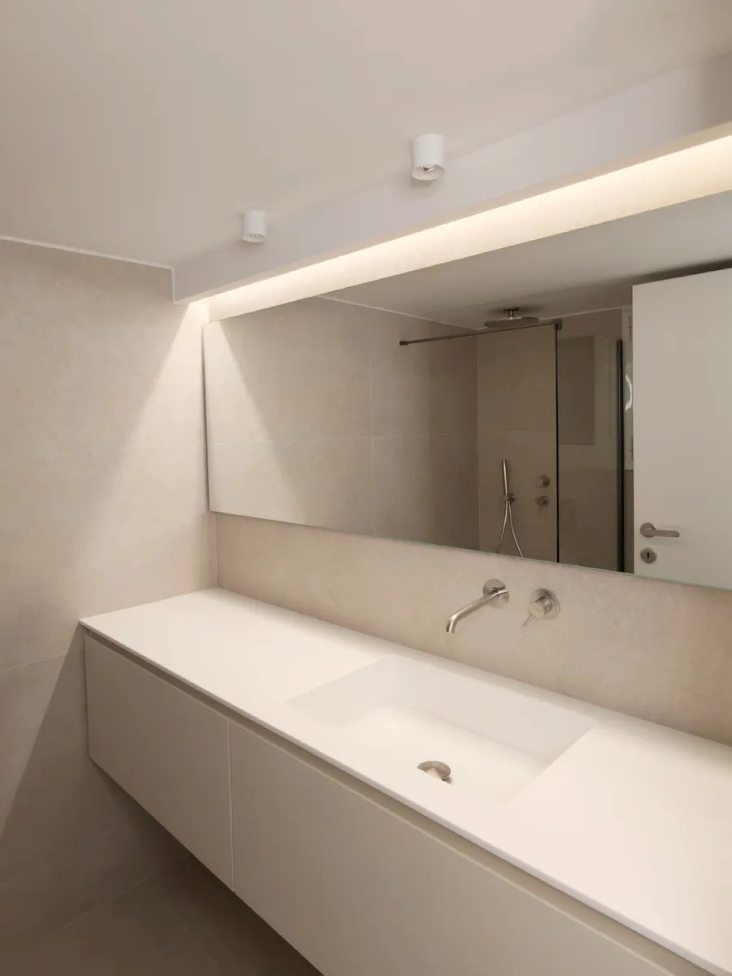 Bright, Fully Renovated Apartment in a Prime Central Location - Ideal for Living or Investment — 4