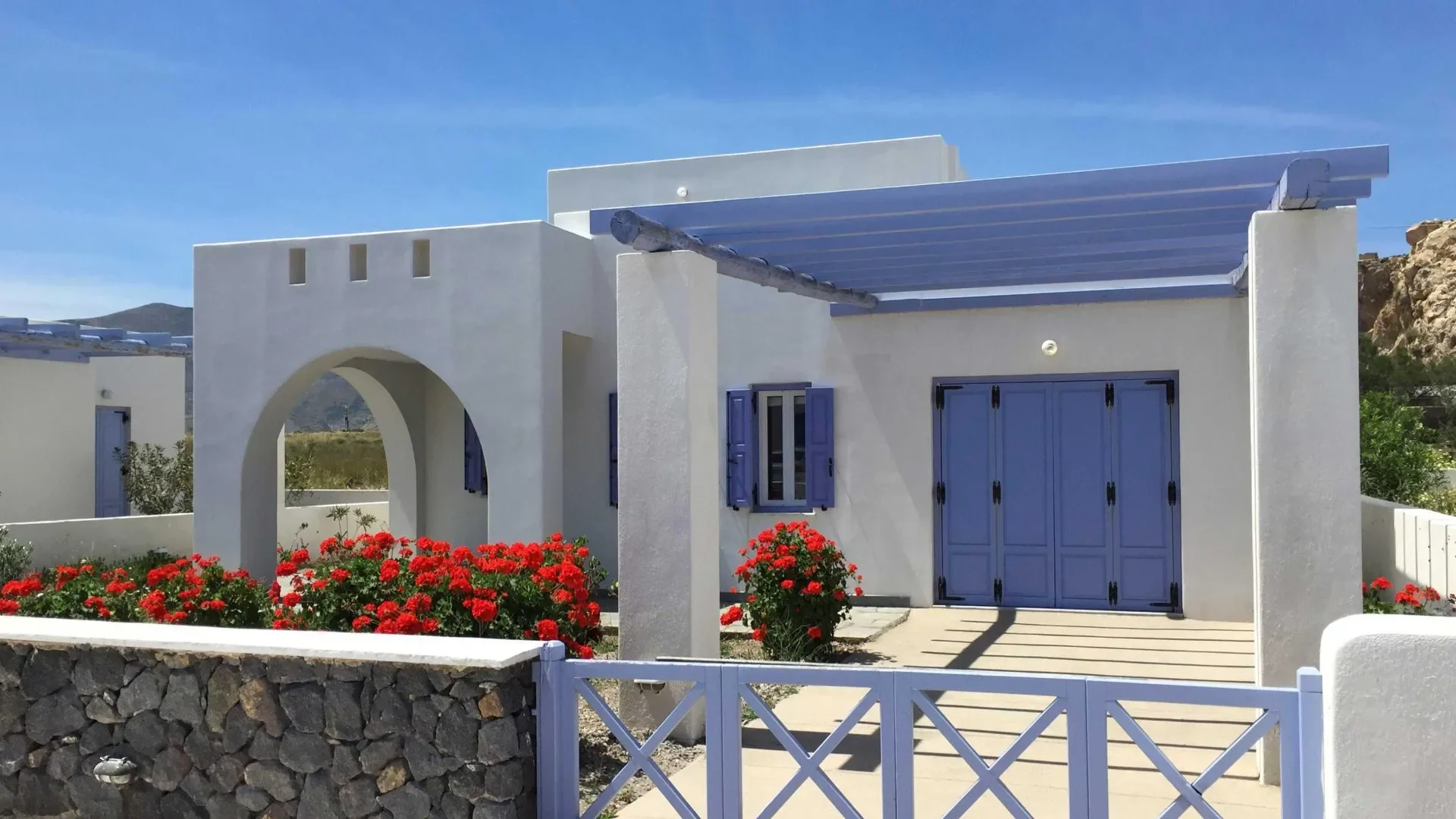 Charming Cycladic Bungalow in Santorini 2+1 Bedrooms with Garden & Patio — 1