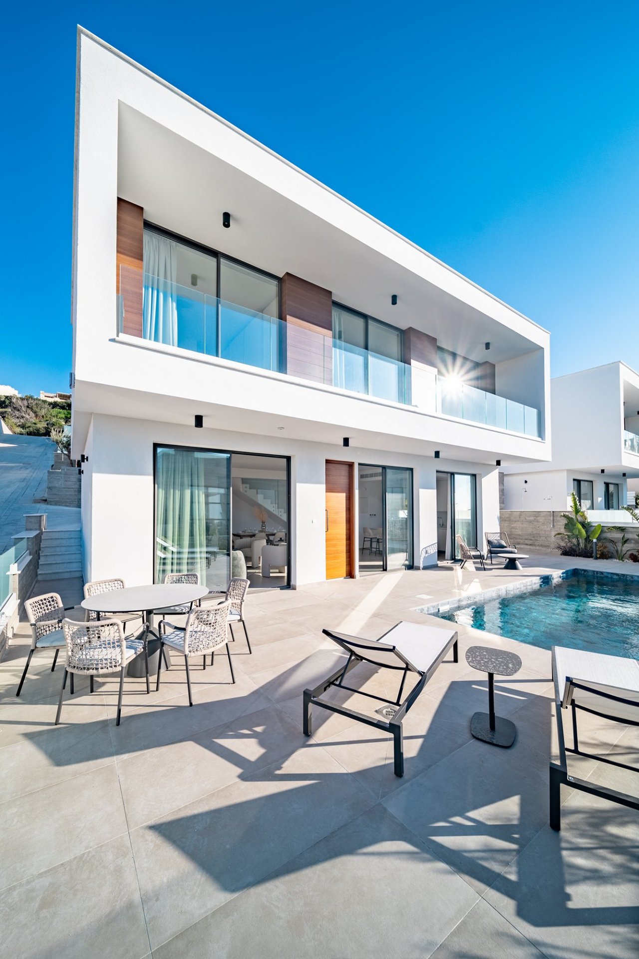 A Light‑Filled Three‑Bedroom Retreat With Panoramic Views — 2