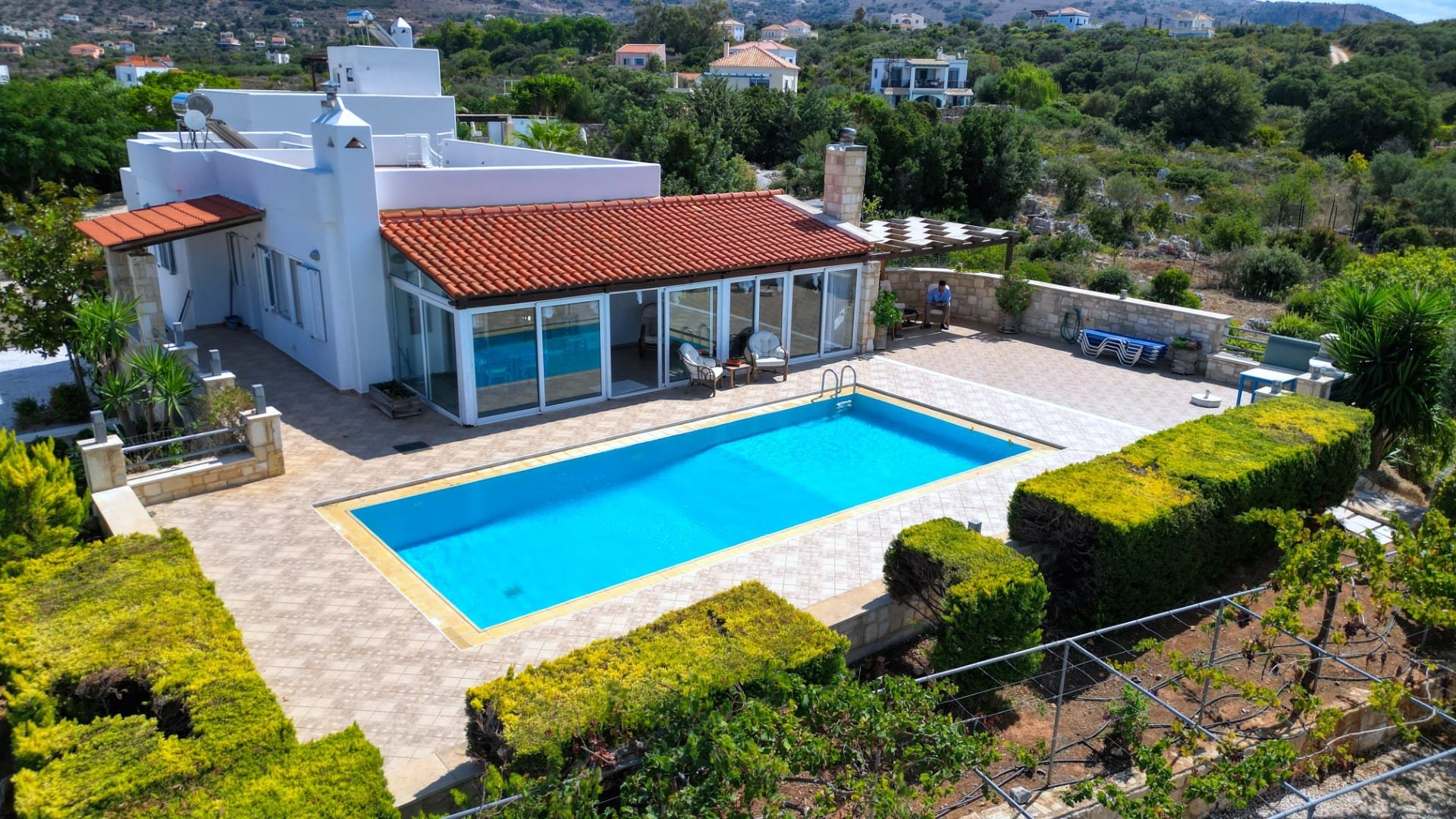 Charming Hilltop Villa with Pool and Panoramic Views Near Plaka Village — 3
