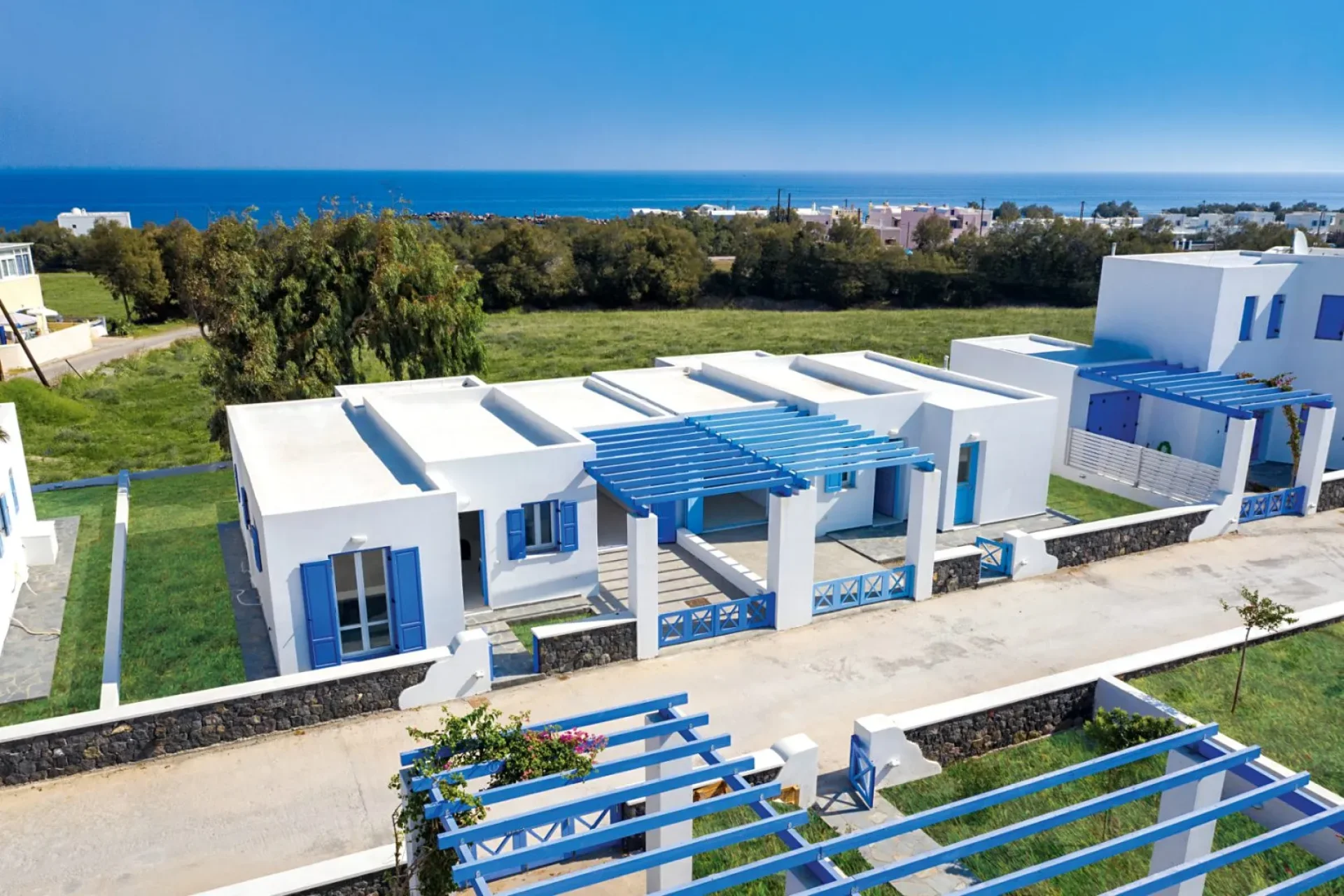 Charming Cycladic Bungalow in Santorini 2+1 Bedrooms with Garden & Patio — 4