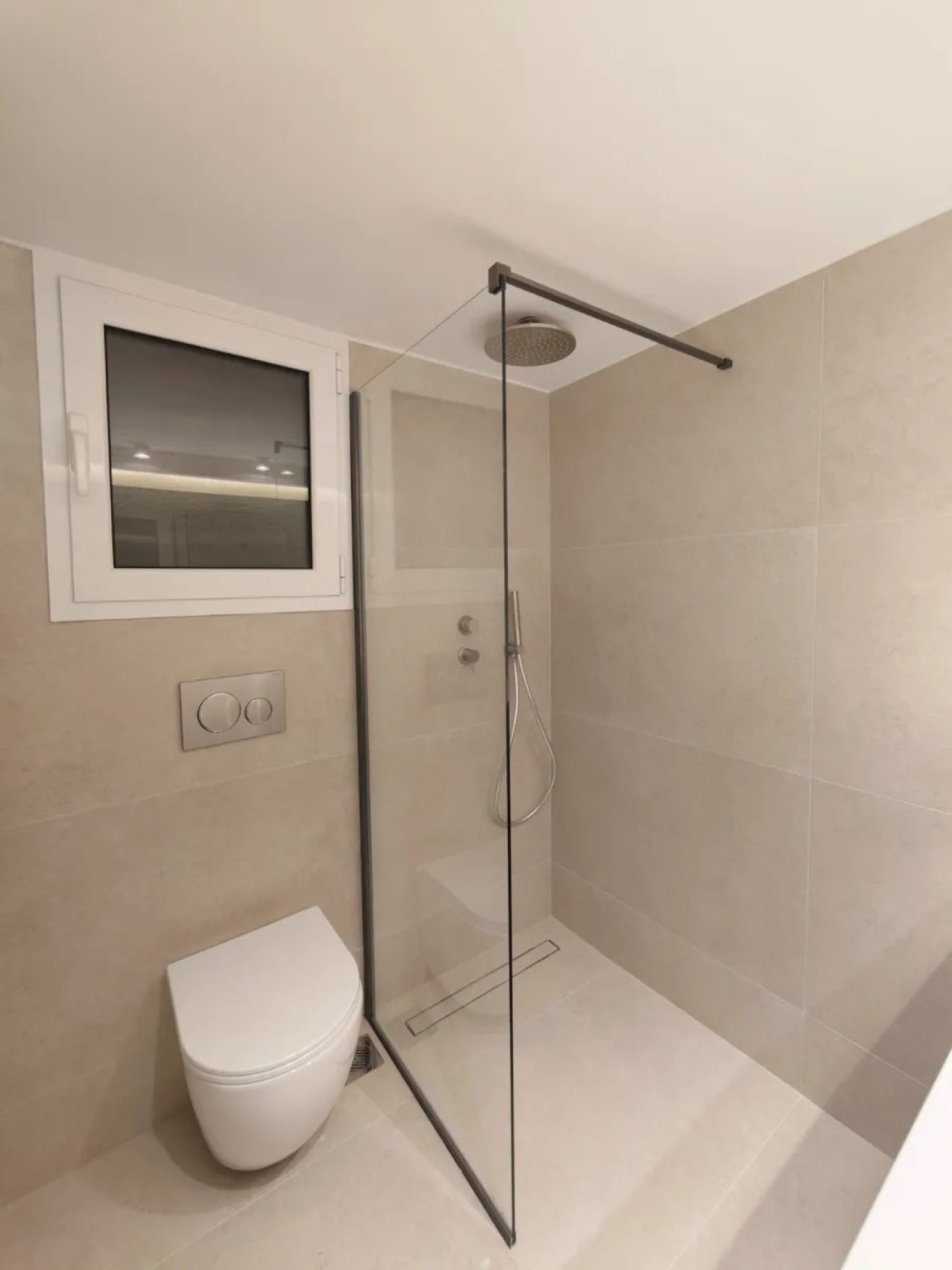 Bright, Fully Renovated Apartment in a Prime Central Location - Ideal for Living or Investment — 3