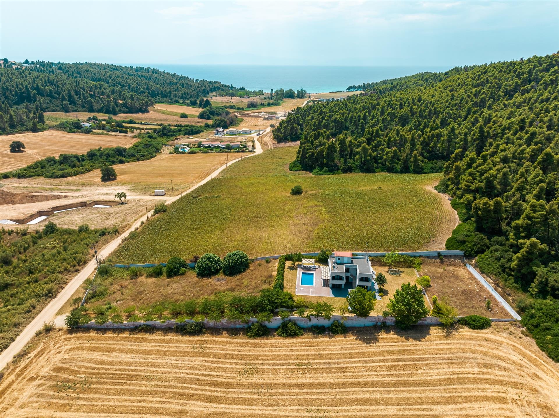 Luxury 4-Bedroom Villa with Pool and Expansive Garden — 4