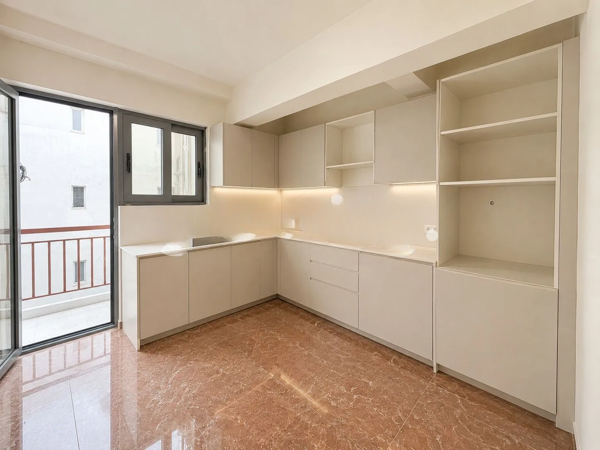A Bright, Airy Apartment Ideal for Comfortable Urban Living — 5