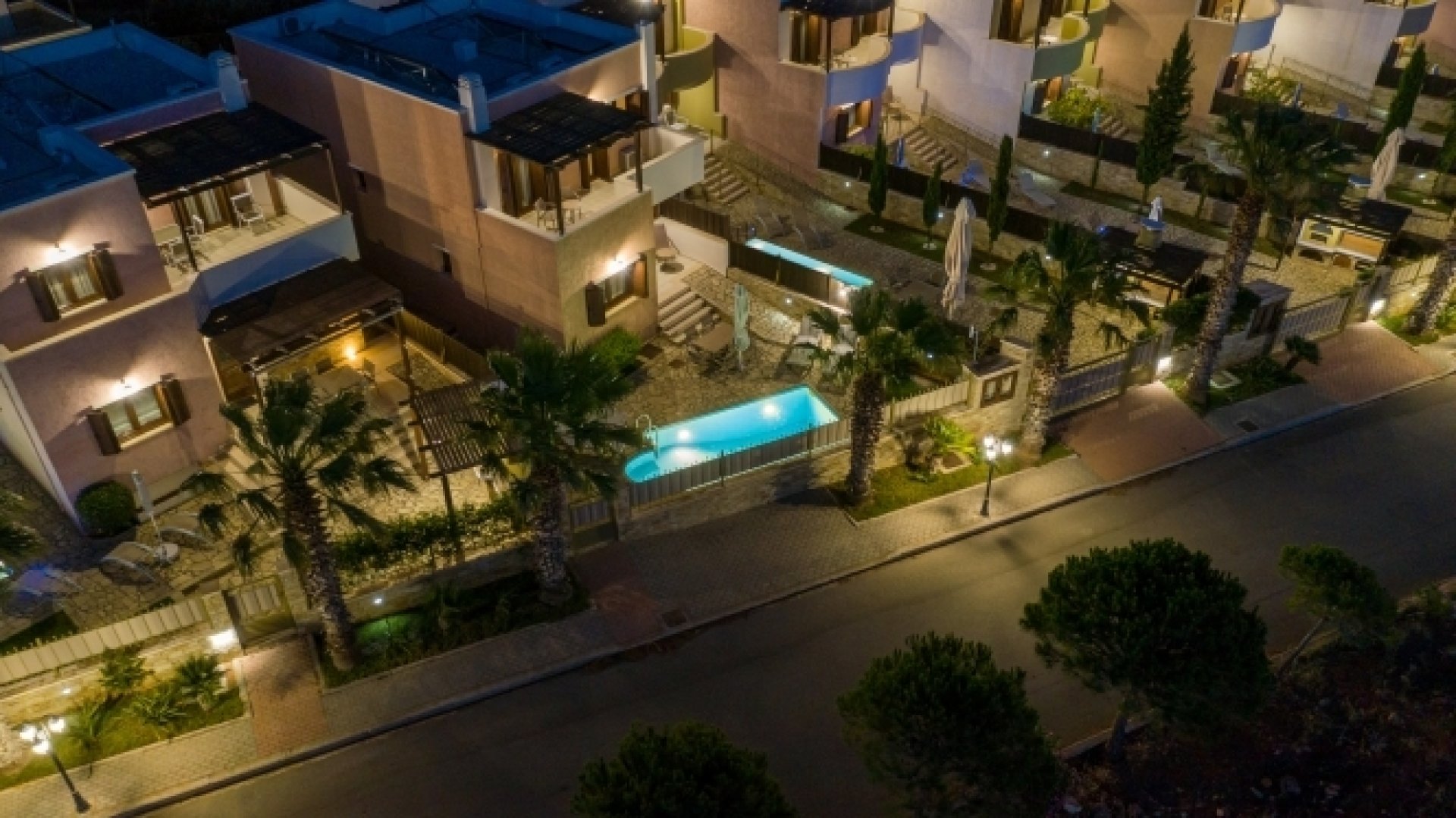 Elegant 4 Bedroom Villa with Pool and Sea View, Just 120m from the Beach — 1