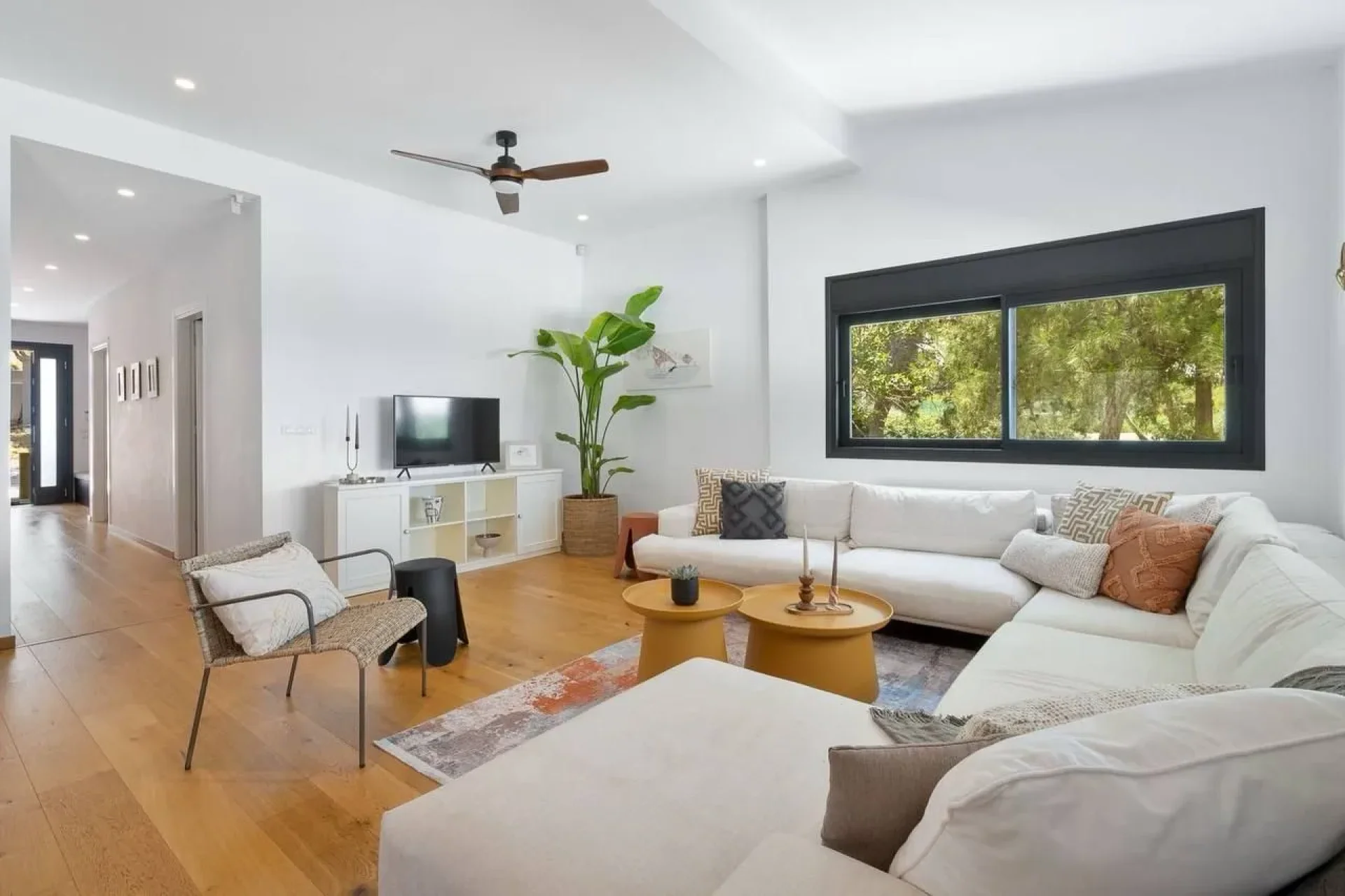 Beautiful 4 Bedroom Bungalow with Sea Views and A Swimming Pool — 3