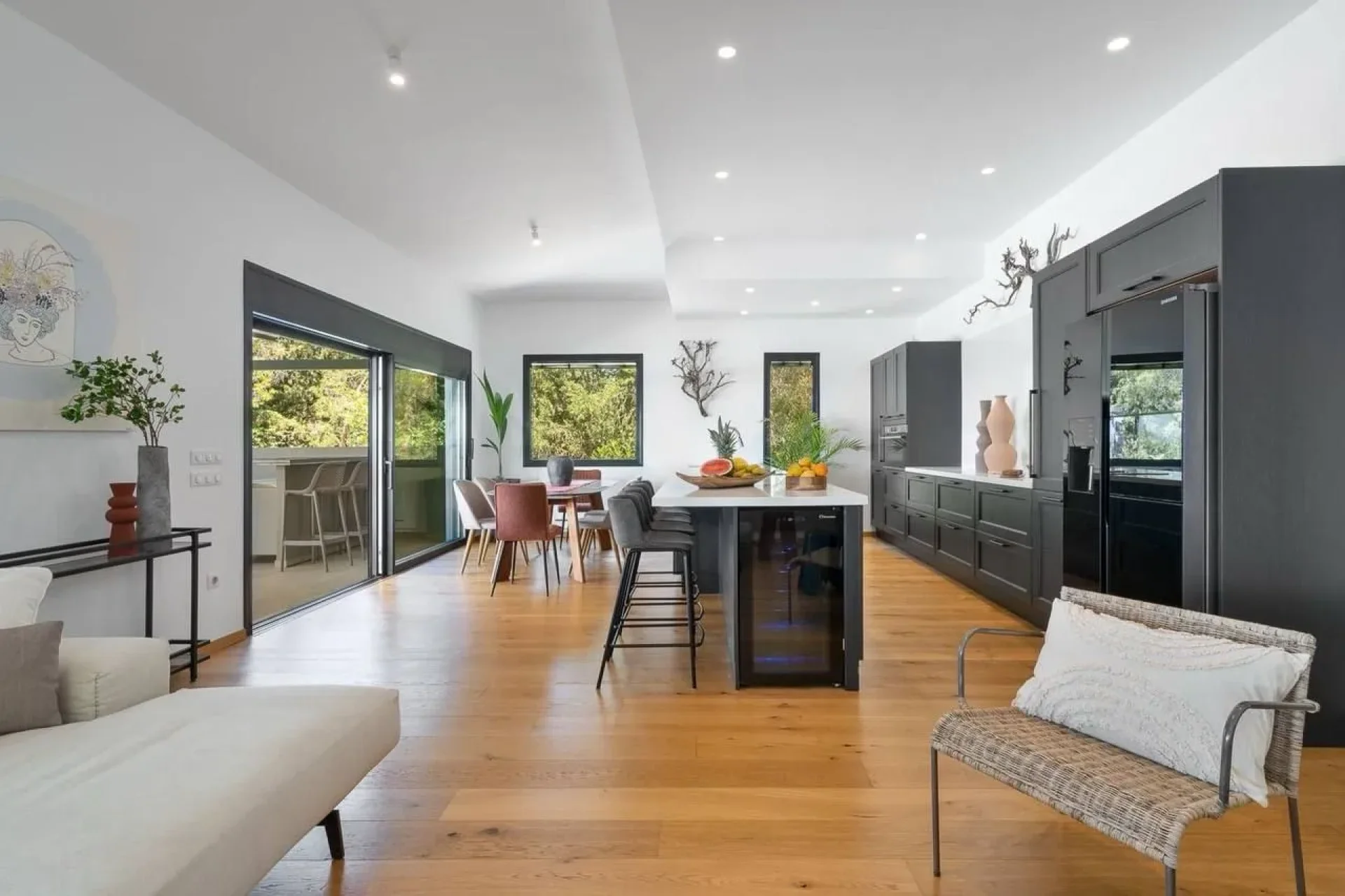 Beautiful 4 Bedroom Bungalow with Sea Views and A Swimming Pool — 6