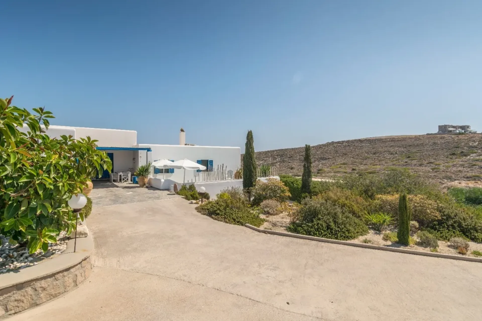 Traditional Cycladic Villa with Panoramic Sea Views in Milos — 3