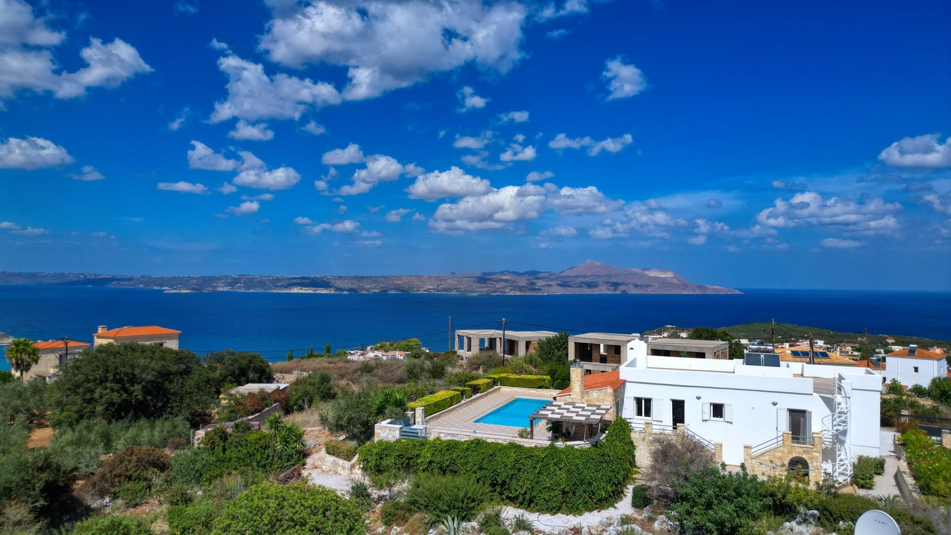 Charming Hilltop Villa with Pool and Panoramic Views Near Plaka Village — 1