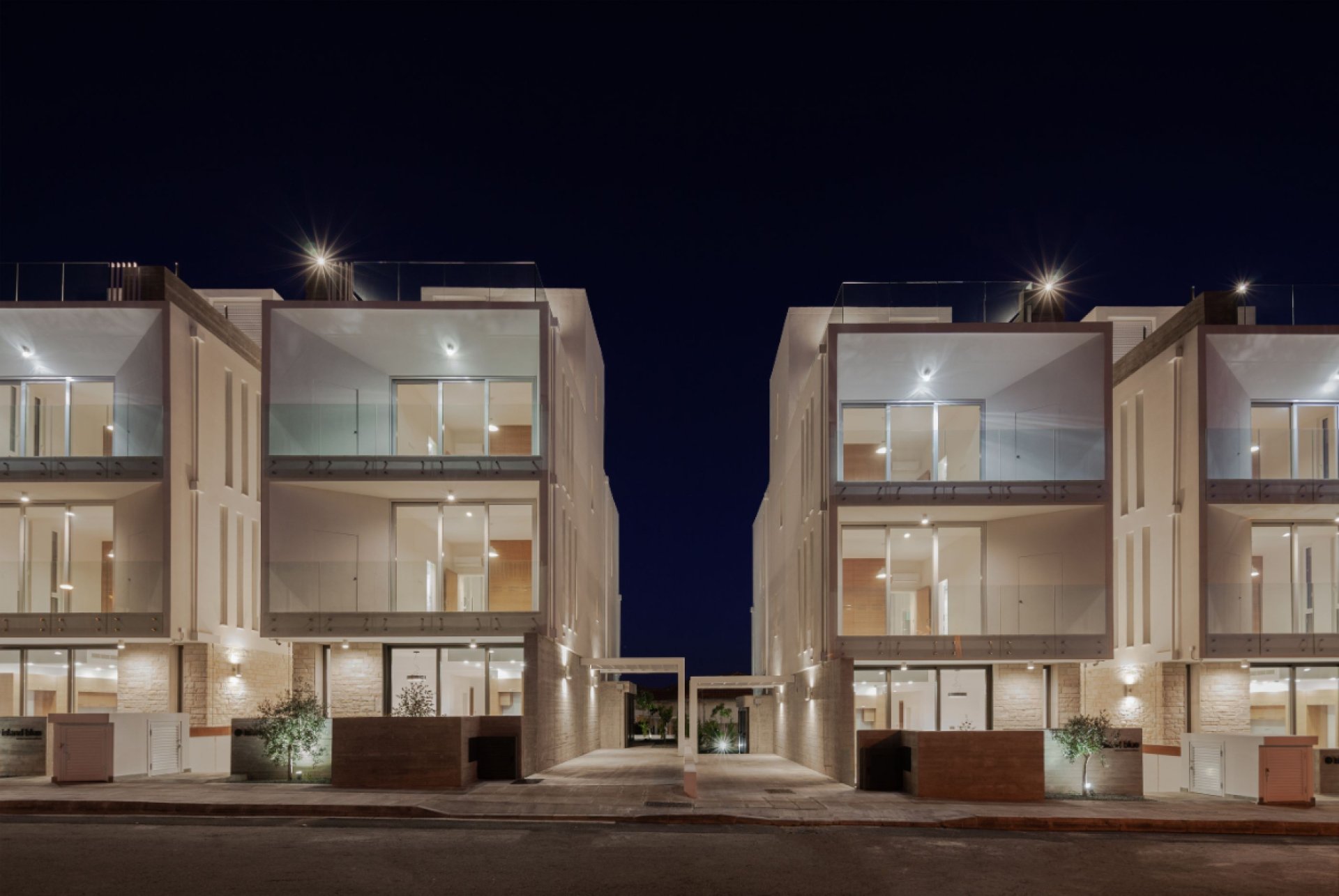 A Landmark 4-Bedroom Villa with Rooftop Pool in the Heart of the City — 3