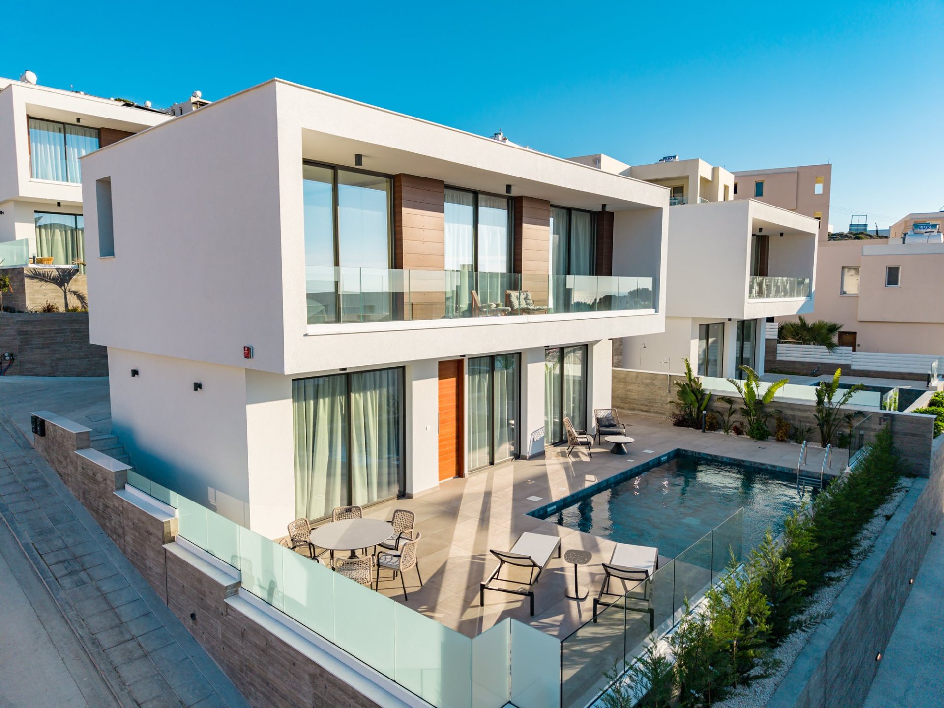 A Light‑Filled Three‑Bedroom Retreat With Panoramic Views — 1