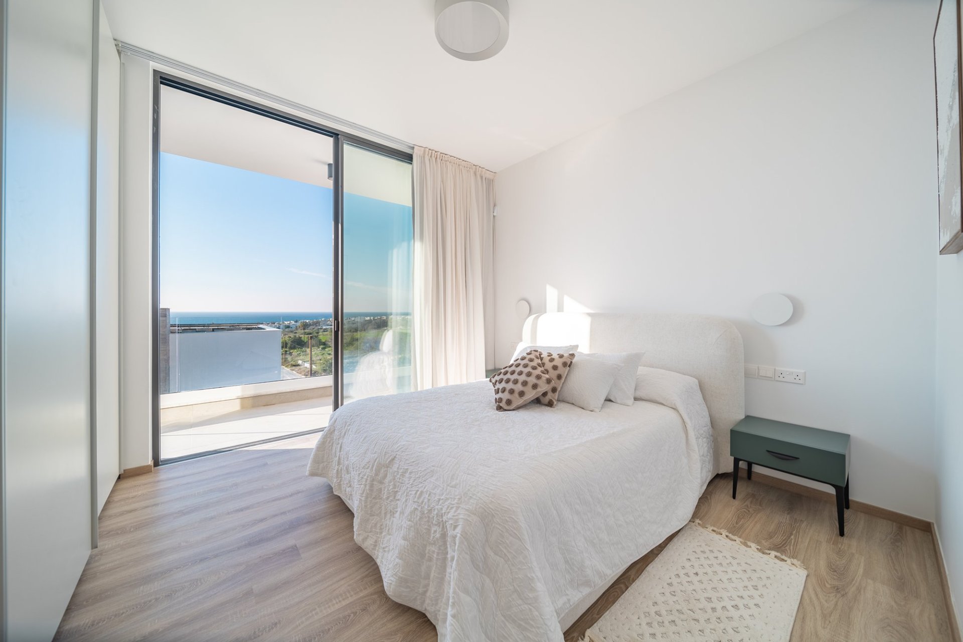 A Light‑Filled Three‑Bedroom Retreat With Panoramic Views — 6