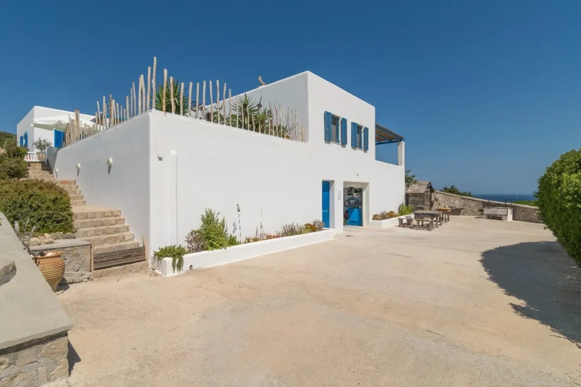 Traditional Cycladic Villa with Panoramic Sea Views in Milos — 4