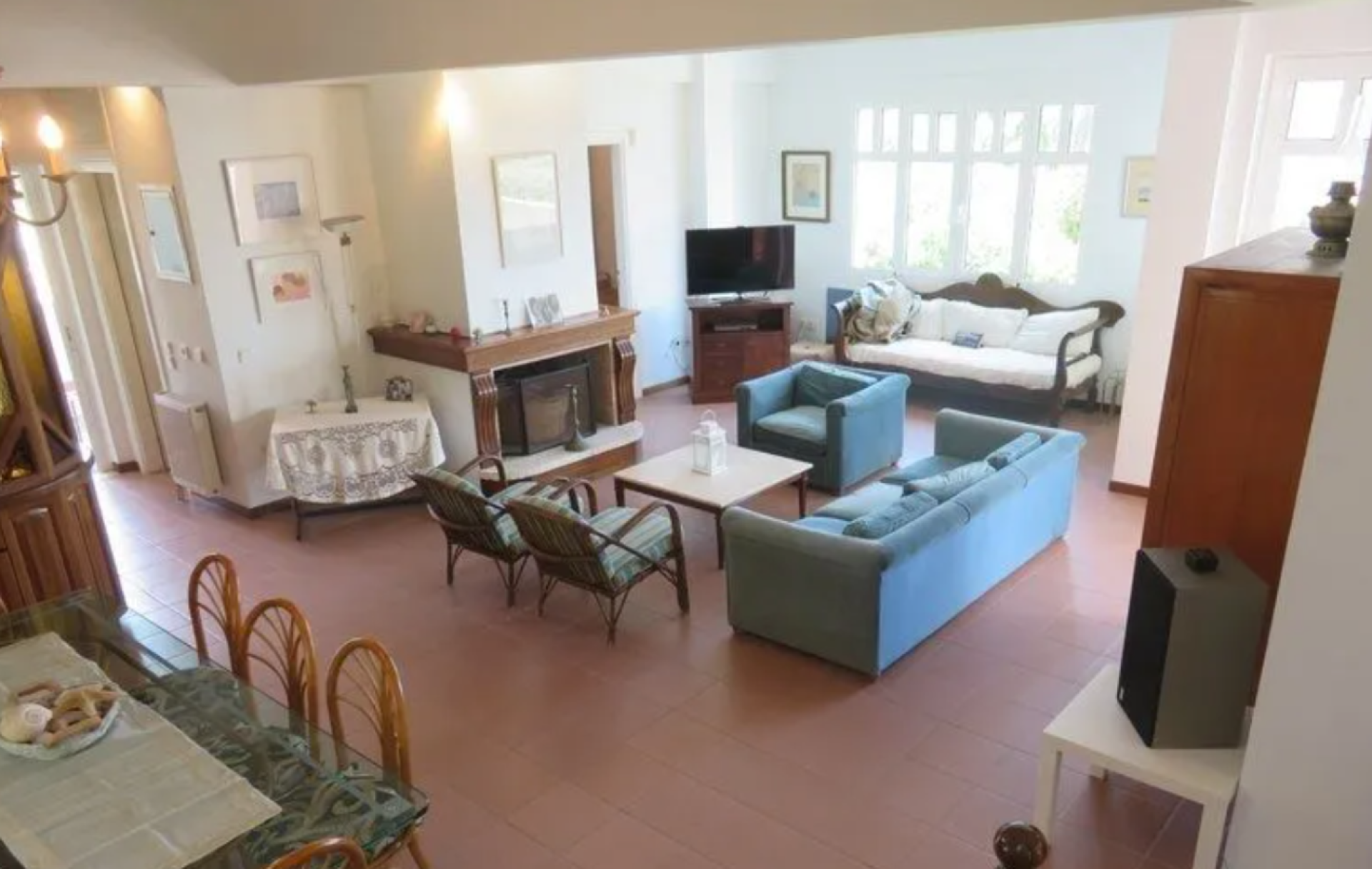 Seaside 6-Bedroom Detached House with Panoramic Views — 4