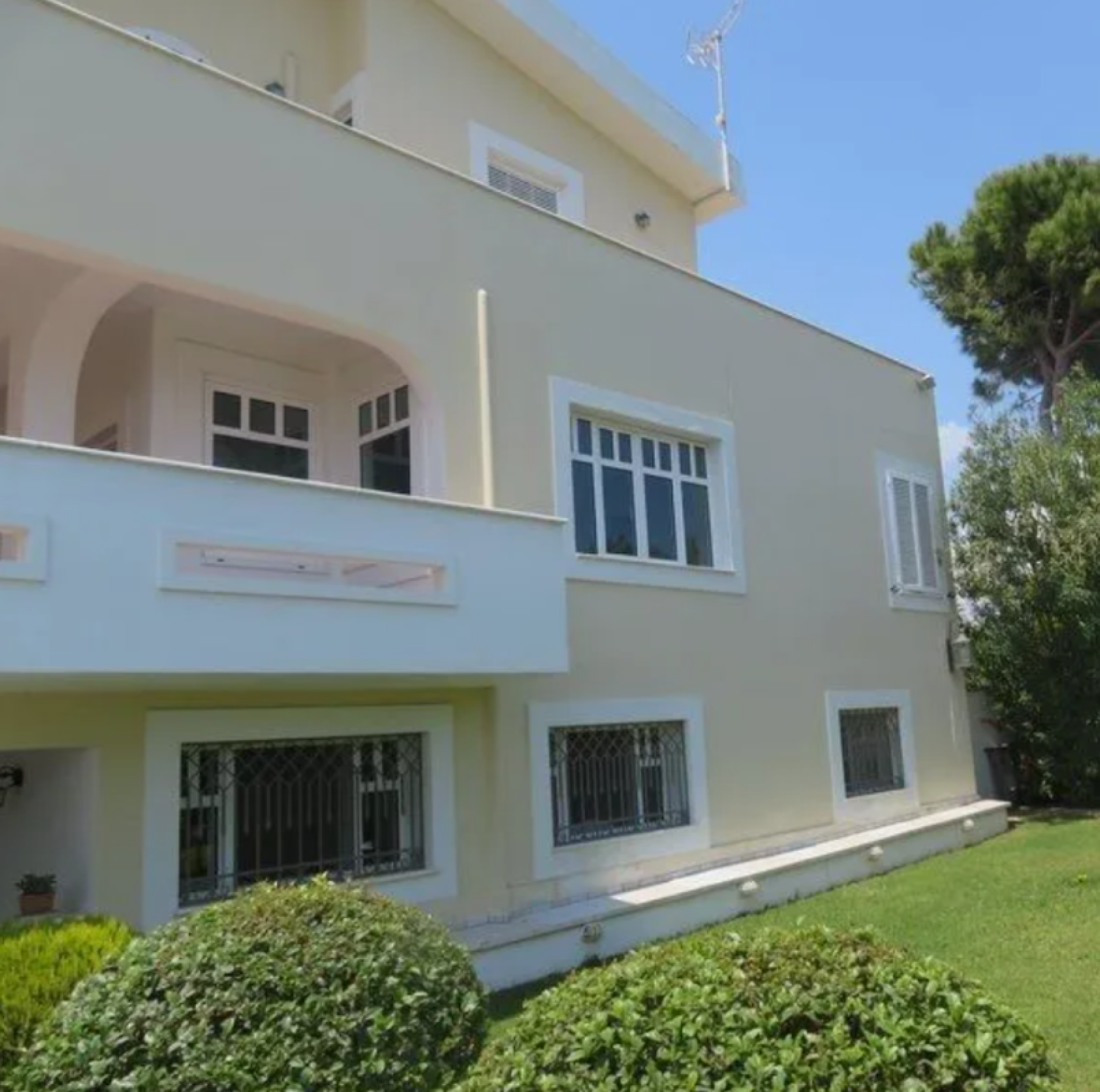 Seaside 6-Bedroom Detached House with Panoramic Views — 2