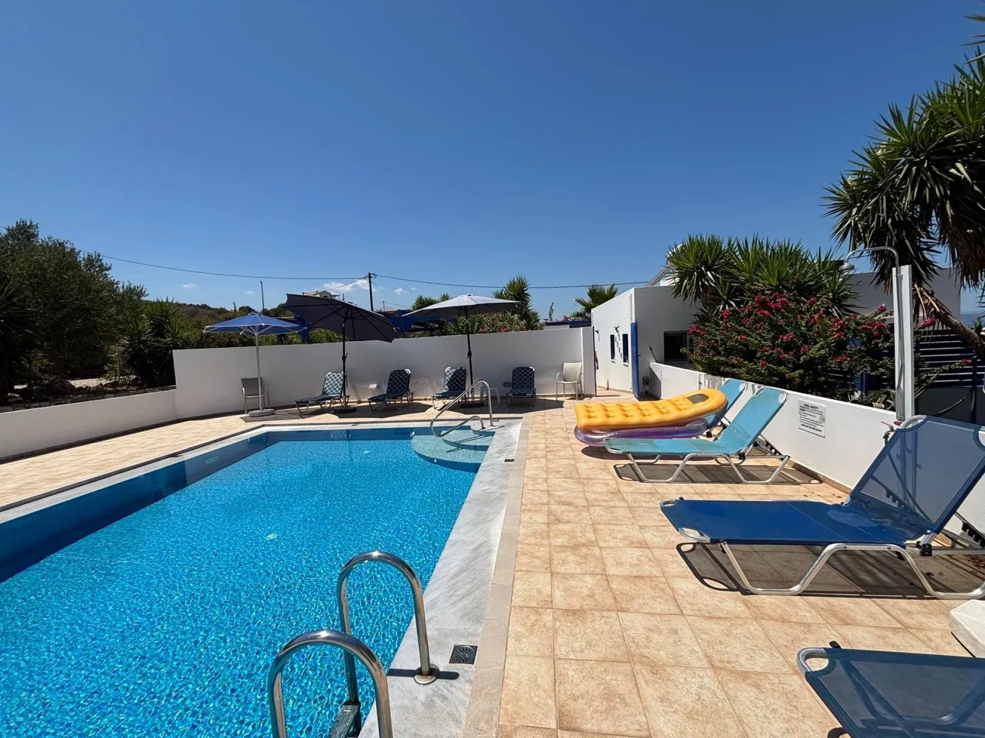 Charming Sea-View Villa in Kokkino Chorio with Mediterranean Character and Pool Access — 1